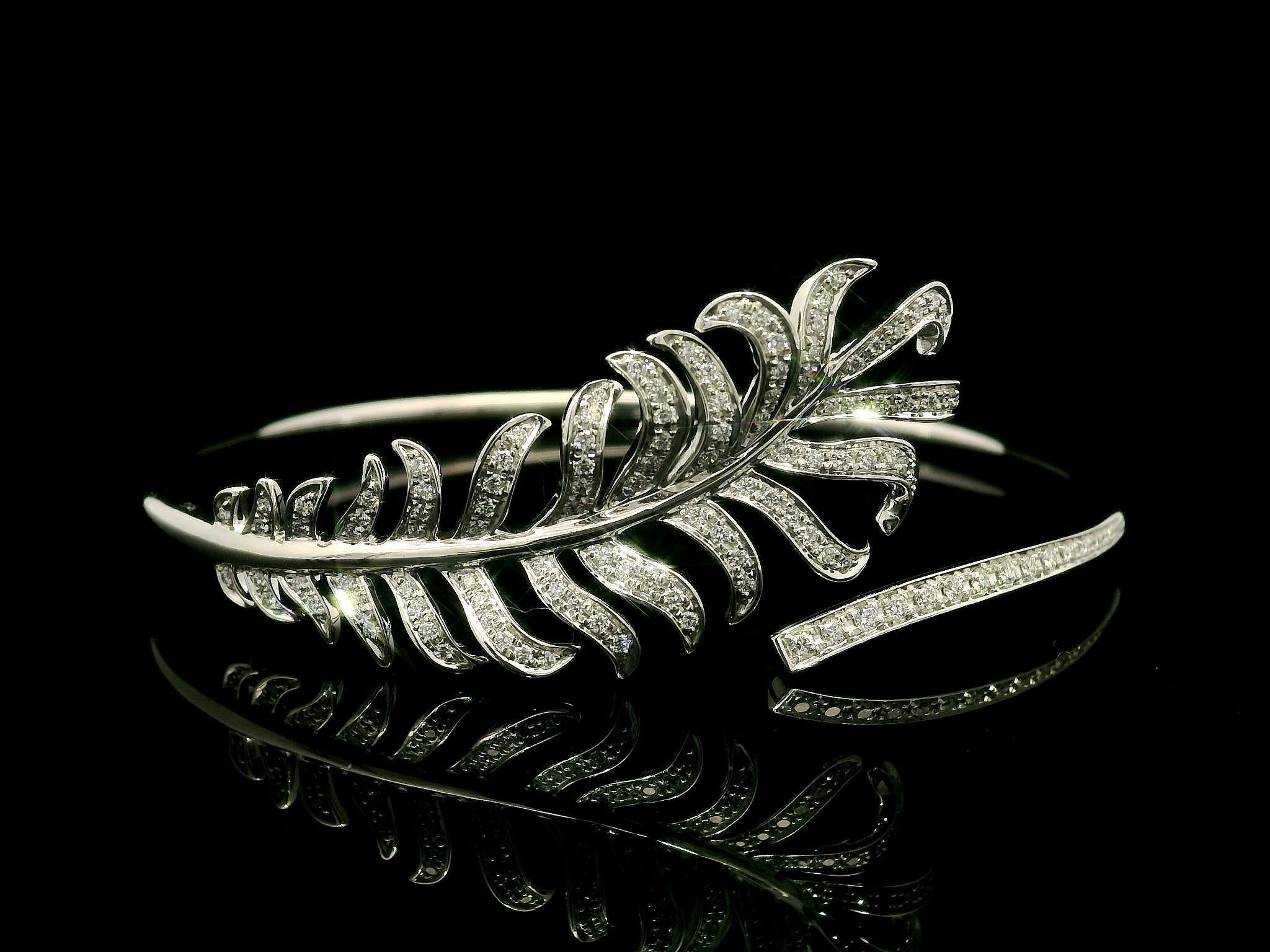 Taglio brillante Plume De Chanel White Gold Diamond Feather Wrap Bangle Bracelet Sz M w/ Box in vendita