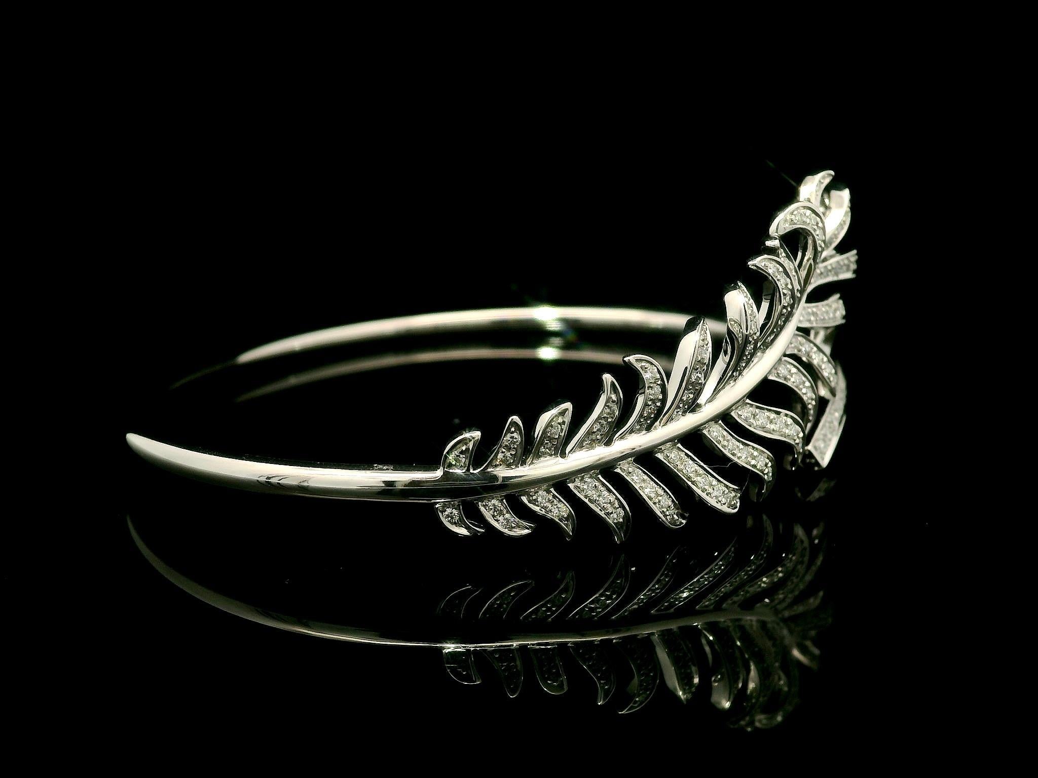Plume De Chanel White Gold Diamond Feather Wrap Bangle Bracelet Sz M w/ Box In condizioni ottime in vendita a Montclair, NJ