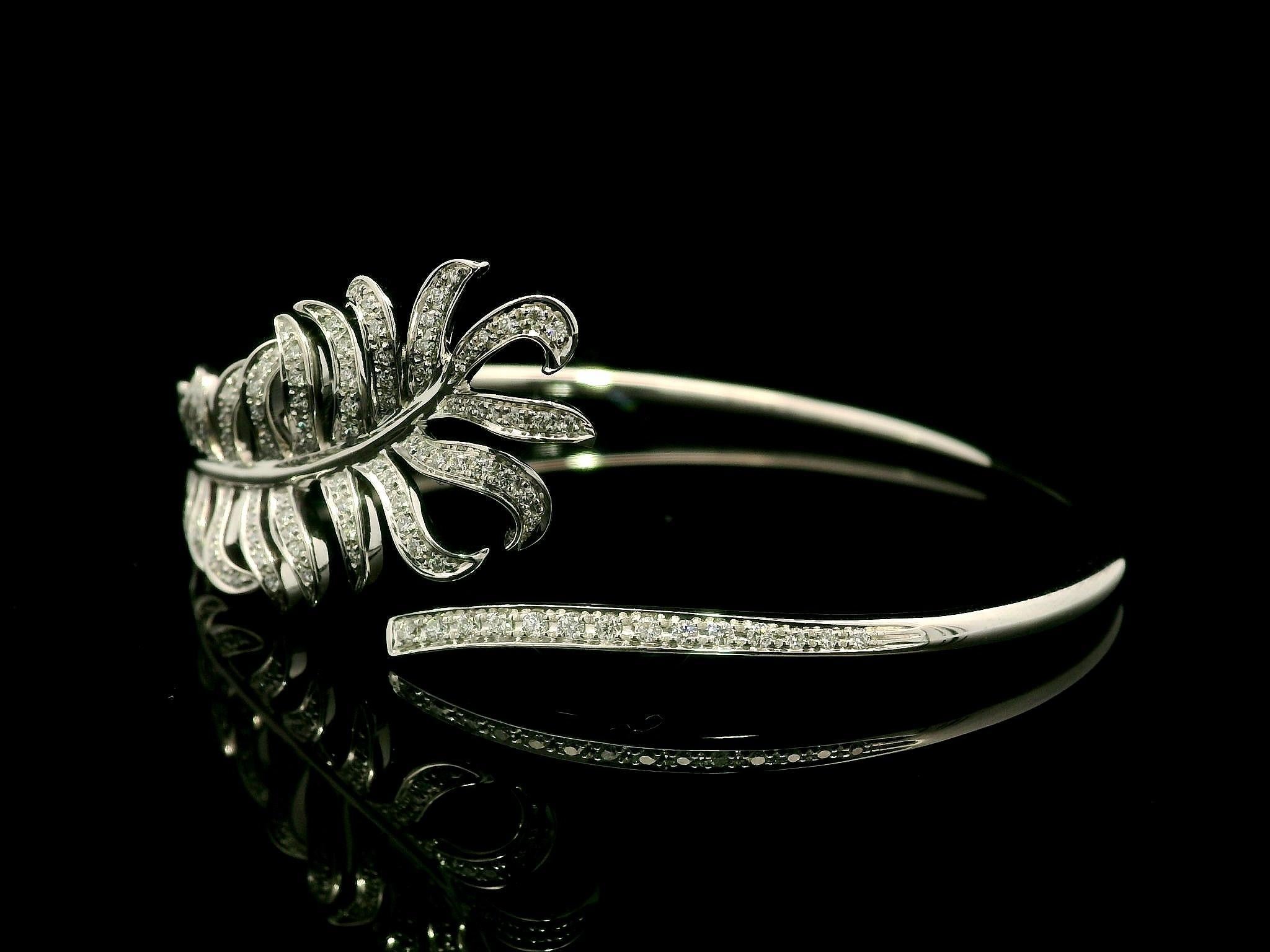 Donna Plume De Chanel White Gold Diamond Feather Wrap Bangle Bracelet Sz M w/ Box in vendita