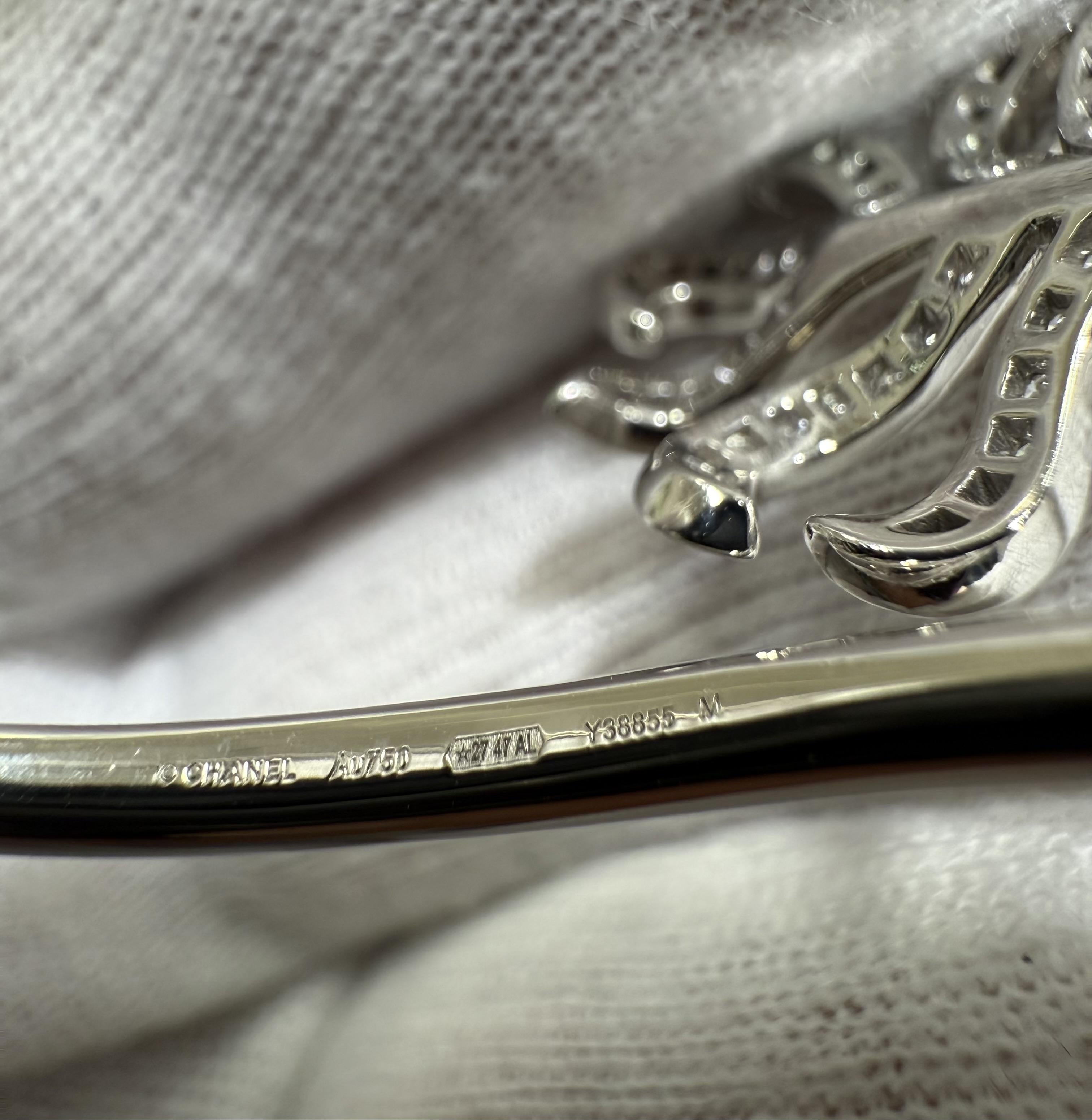Plume De Chanel White Gold Diamond Feather Wrap Bangle Bracelet Sz M w/ Box in vendita 1