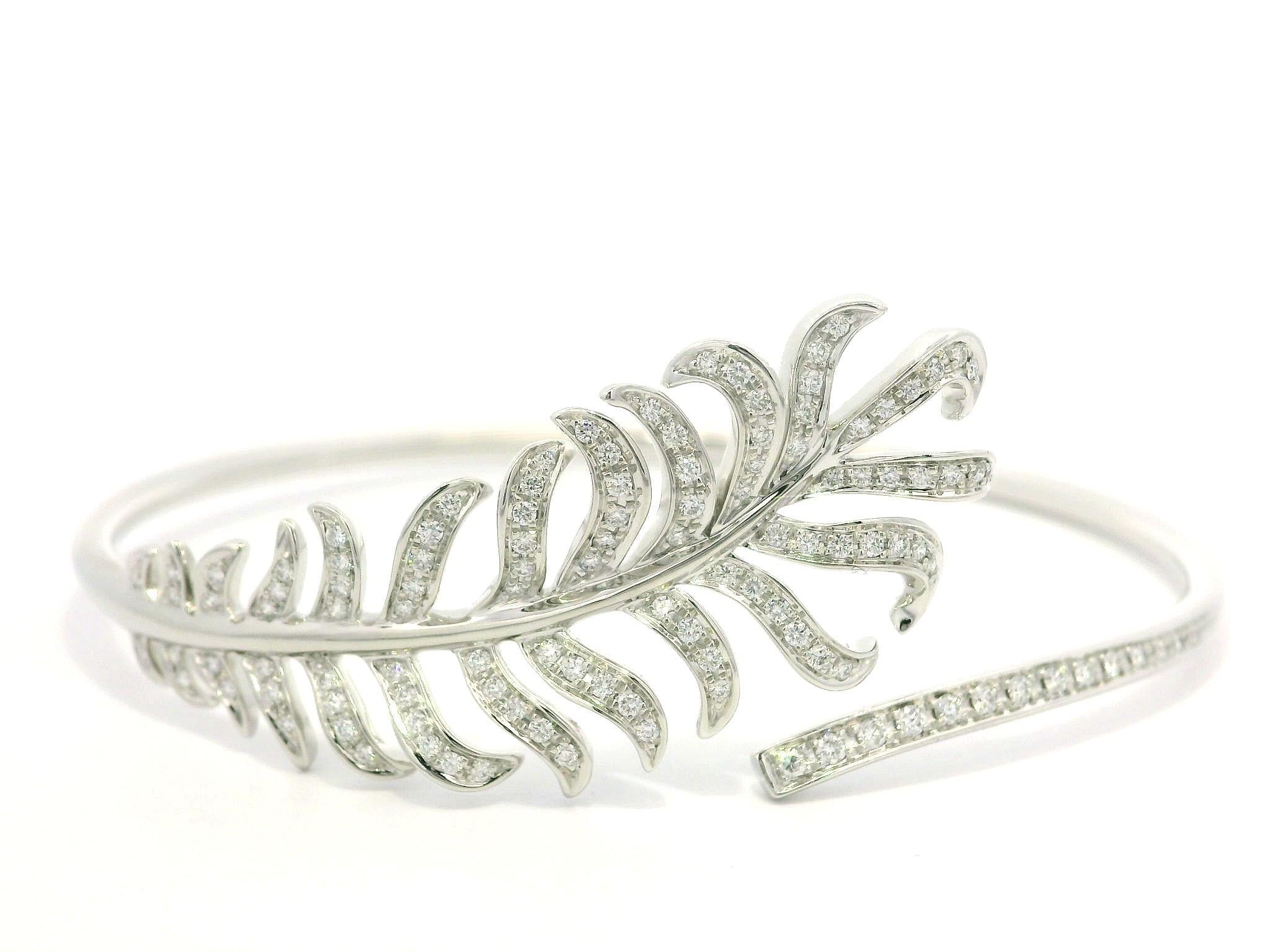 Plume De Chanel White Gold Diamond Feather Wrap Bangle Bracelet Sz M w/ Box in vendita 2