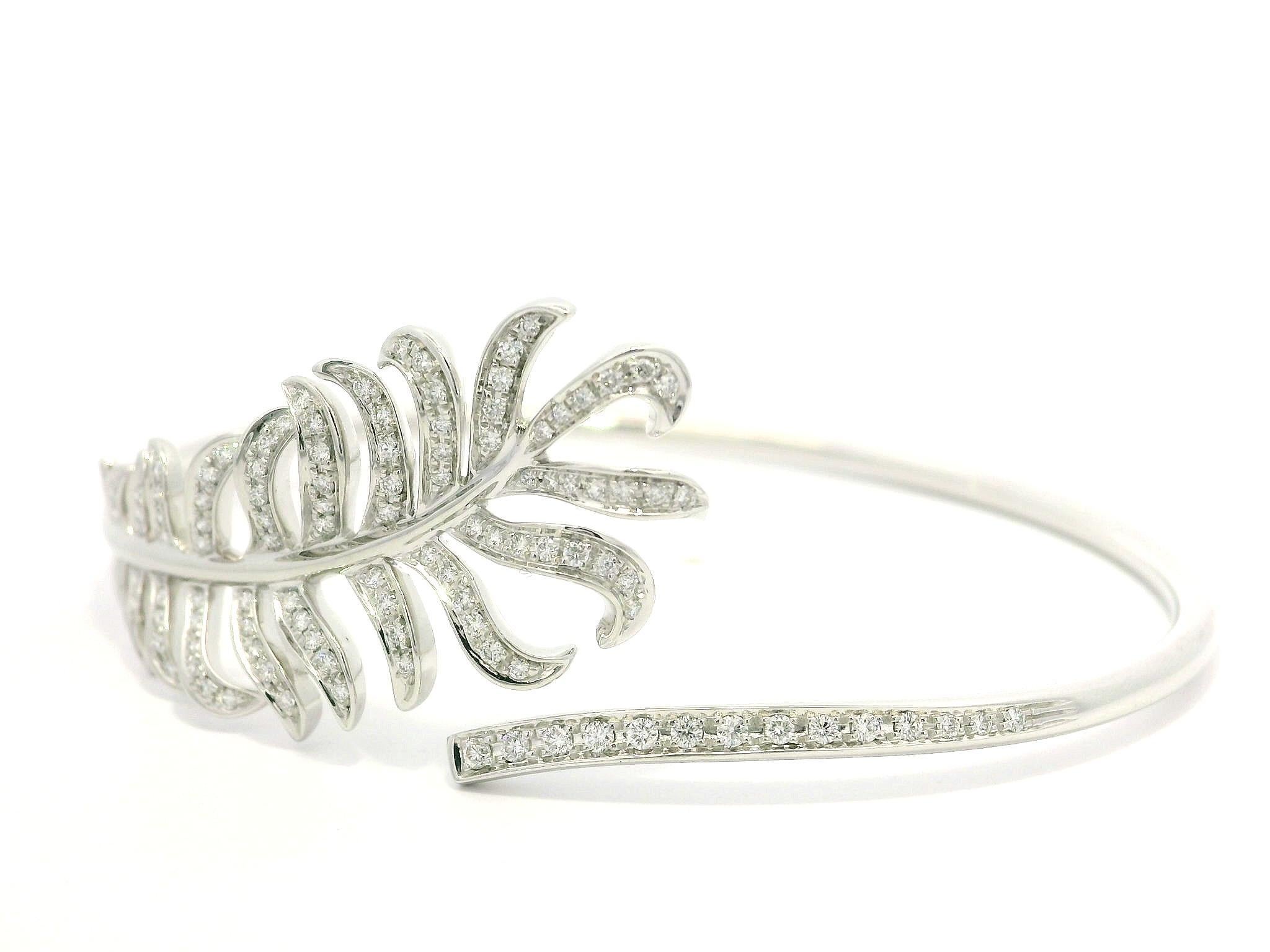 Plume De Chanel White Gold Diamond Feather Wrap Bangle Bracelet Sz M w/ Box in vendita 4