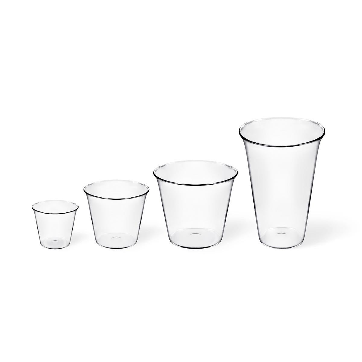 Cocktailglas aus mundgeblasenem Glas. Plume ist eine handgefertigte Glaskollektion, die von Aldo Cibic in seinem Stil entworfen wurde, der sich durch die Liebe zu Gegenständen auszeichnet, die dem Fluss der Moden und den Veränderungen der