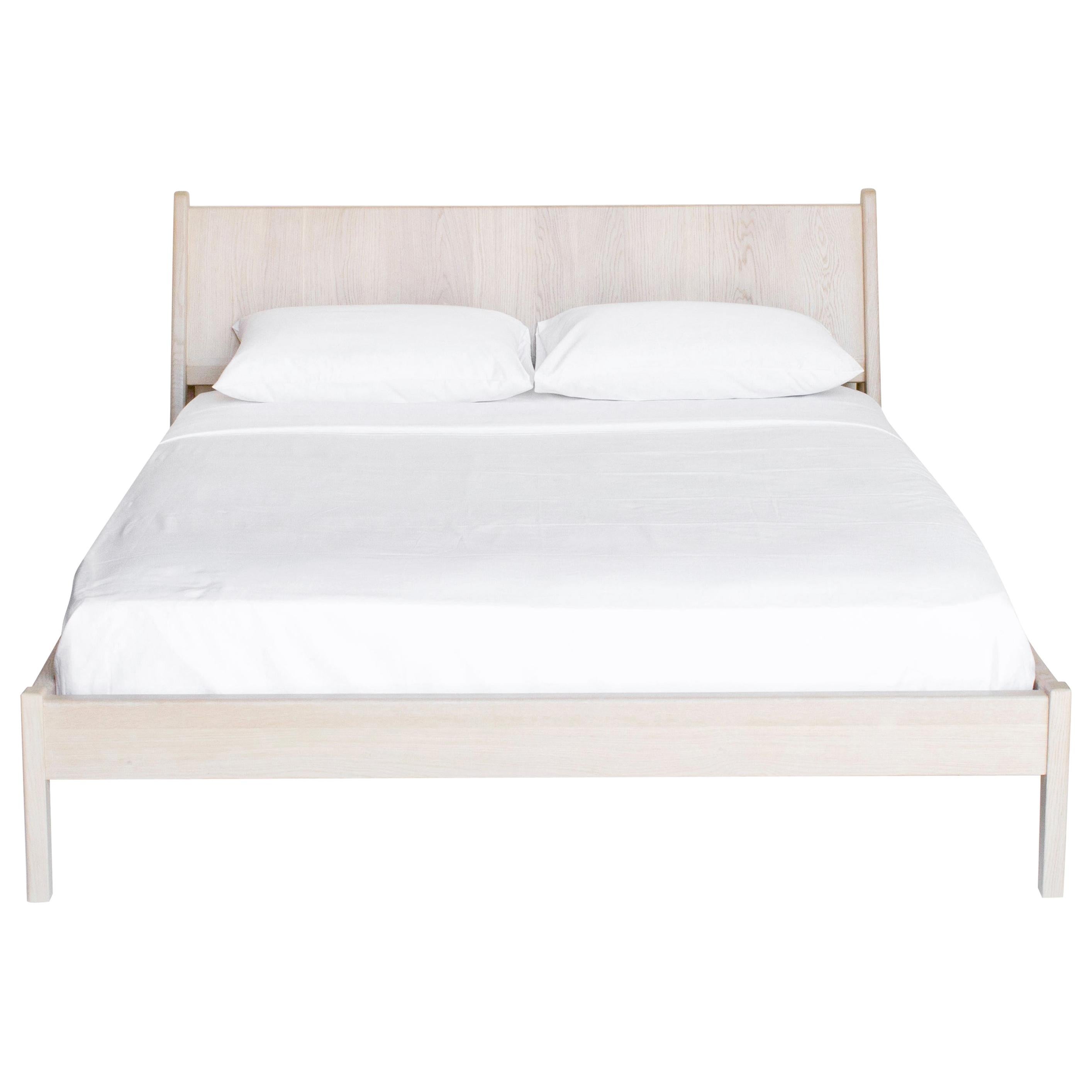 Nudefarbenes King-Bett von Sun at Six, minimalistisches Holzbett