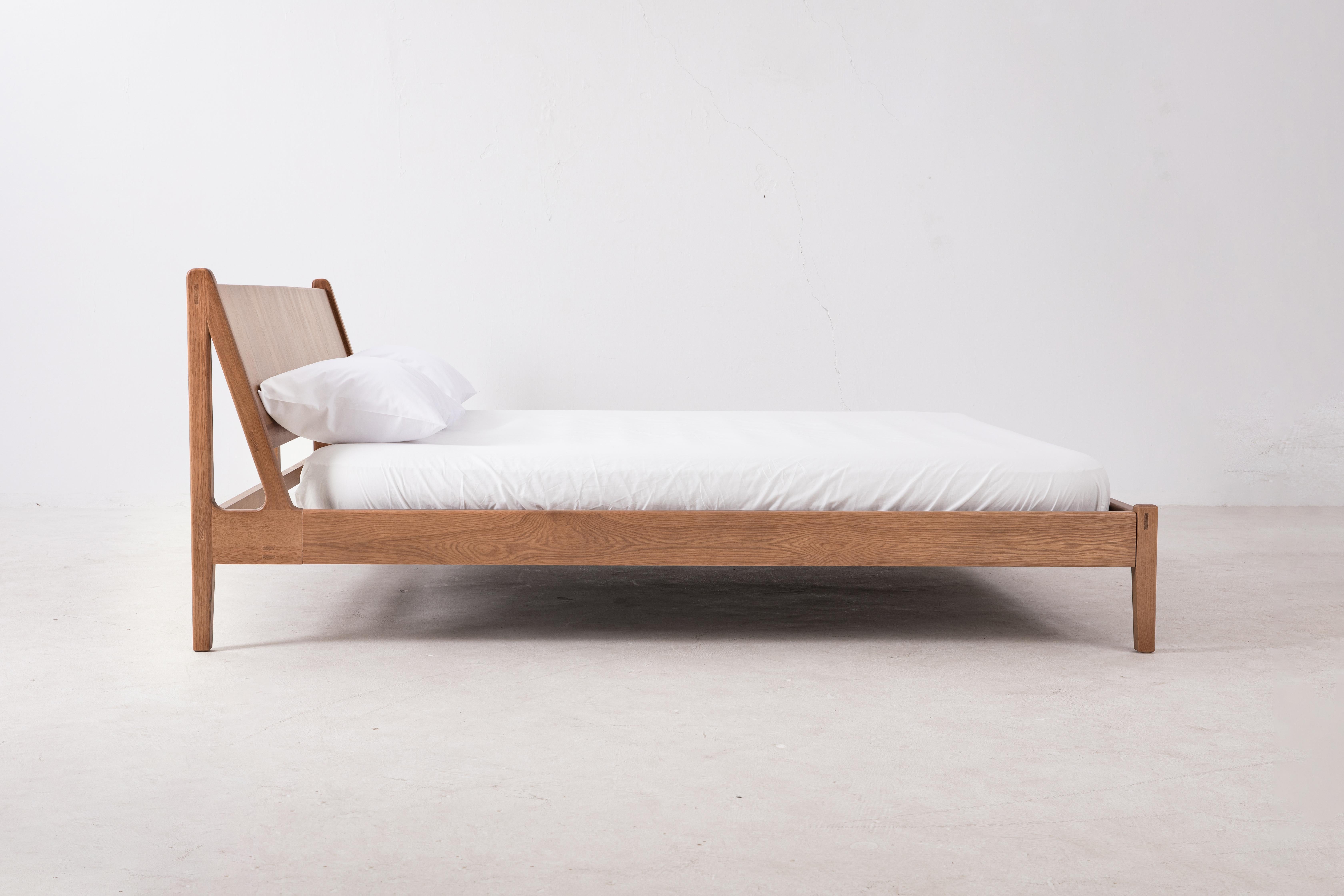 Plume King-Bett in Siena von Sun at Six, minimalistisches Holzbett (Minimalistisch) im Angebot