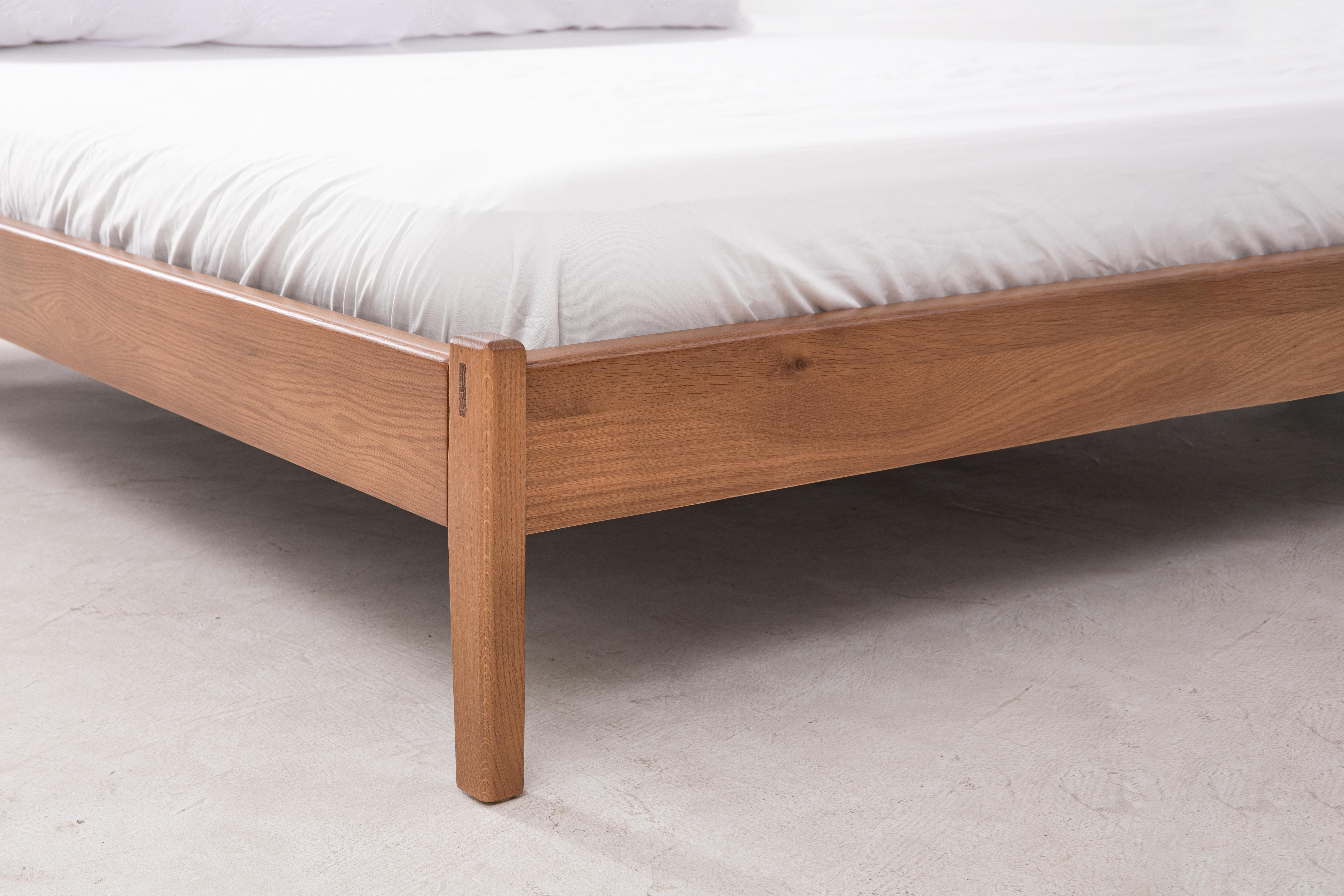 Plume King-Bett in Siena by Sun at Six, minimalistisches Holzbett (Minimalistisch)