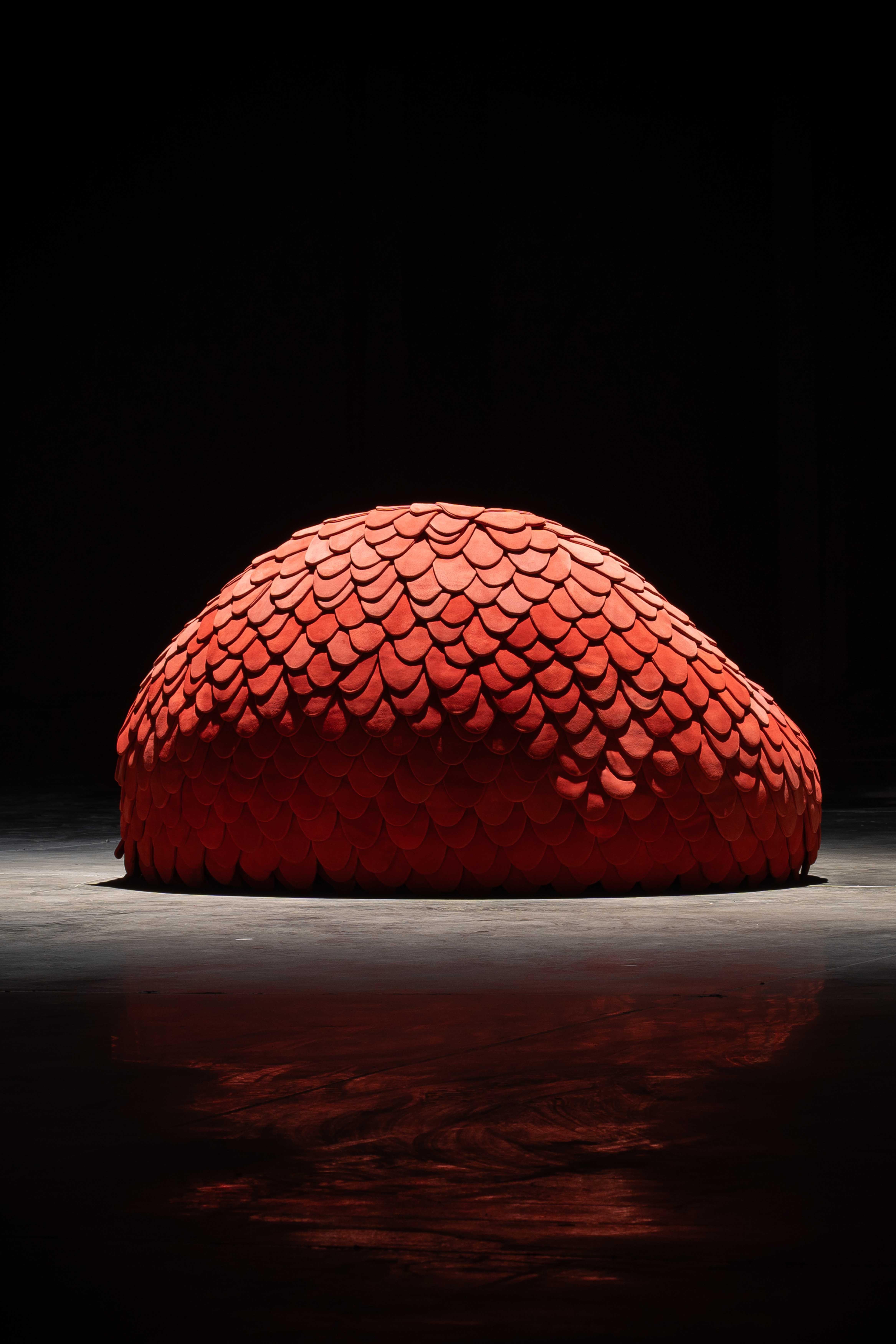 Inspirado en las delicadas complejidades del plumaje de un pájaro, este asiento imita las suaves capas de las plumas. Plume te invita a caer en su capullo, llevando el encanto del bosque a tus espacios

A los fundadores de Scarlet Splendour siempre