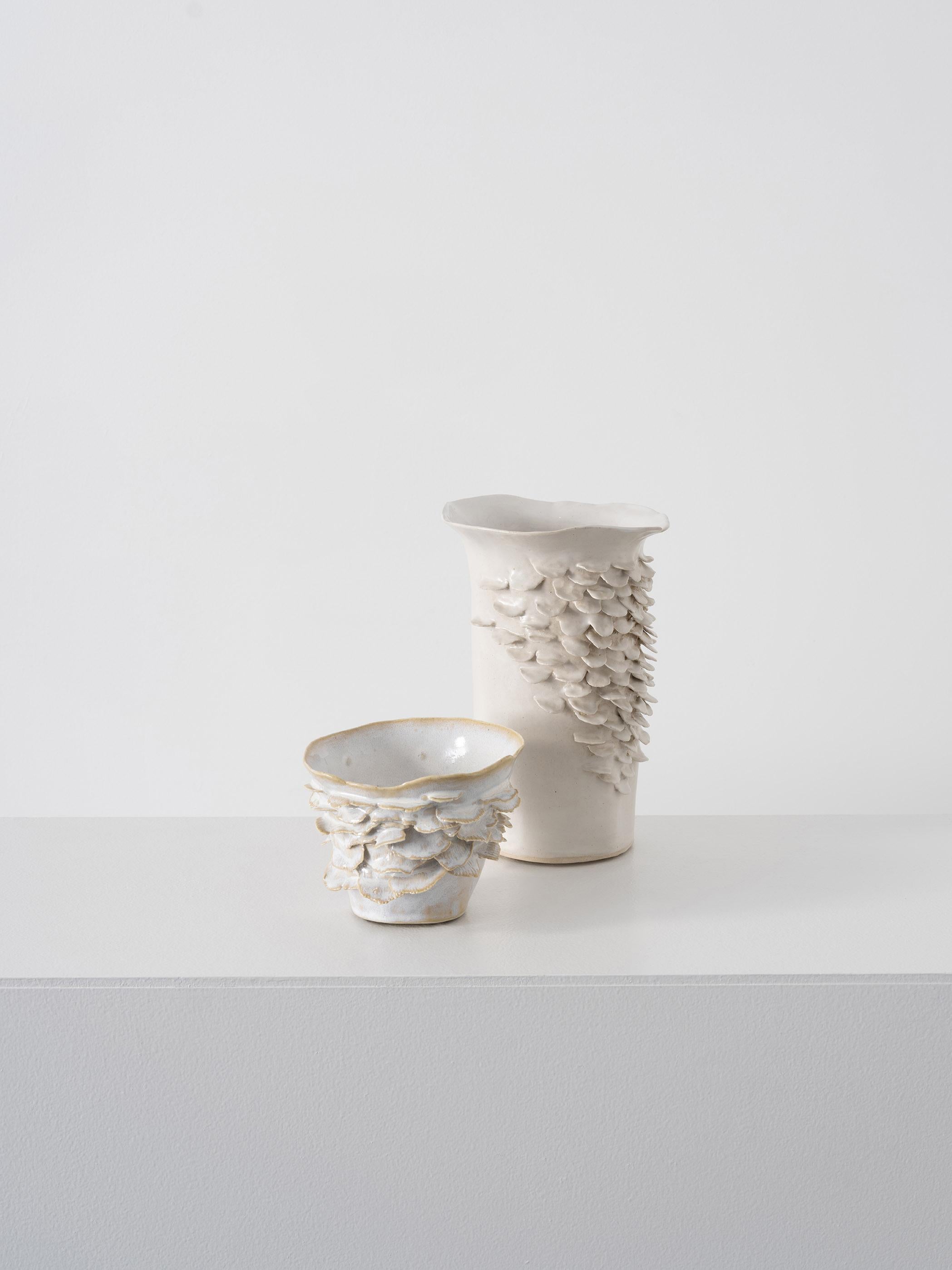 Américain Vase Plume en céramique émaillée de Trish DeMasi en vente