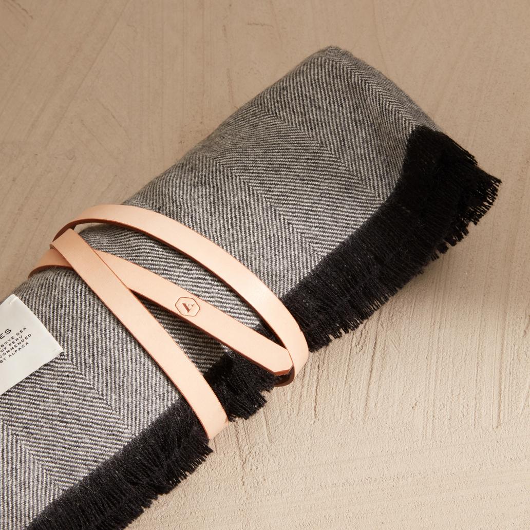 Circa

Il modello Pluma è un sottile giaciglio a spina di pesce nero ed ecru con una sottile frangia in pluma. Lussuosamente morbido e versatile.

Realizzato esclusivamente con una delle fibre più rare, morbide e lussuose del mondo: l'alpaca reale