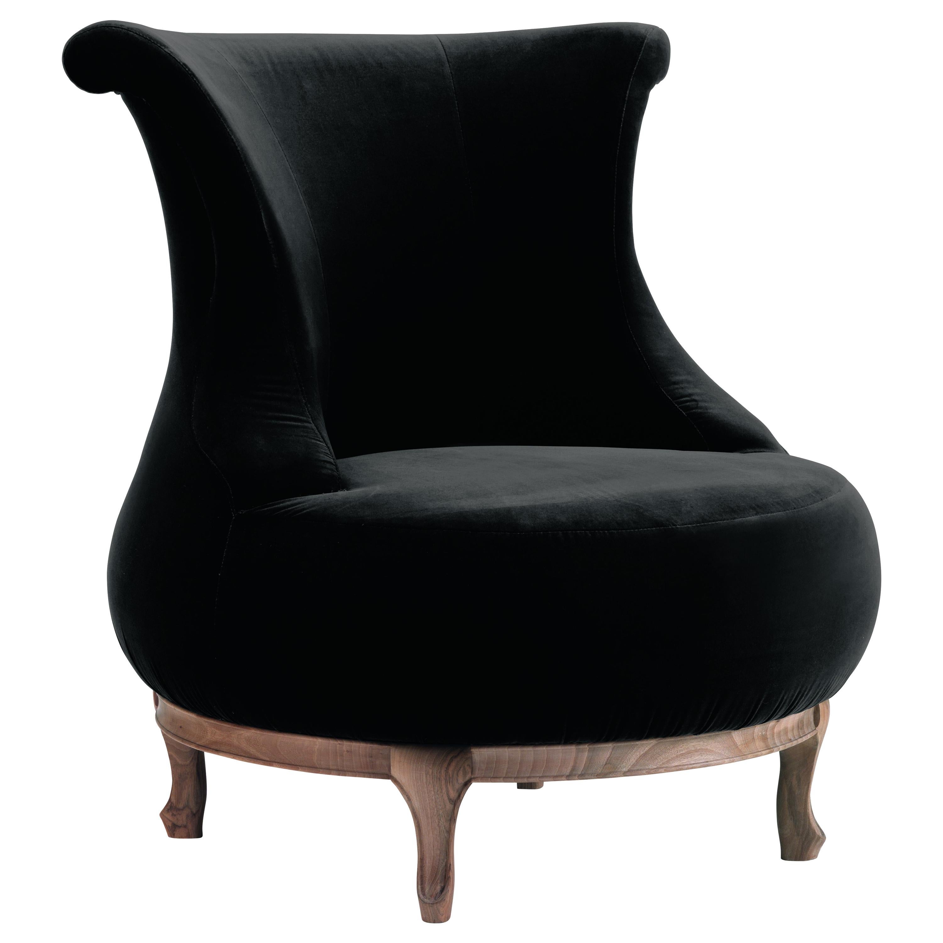 Fauteuil PLUMP/A en velours noir avec structure en bois massif de noyer  