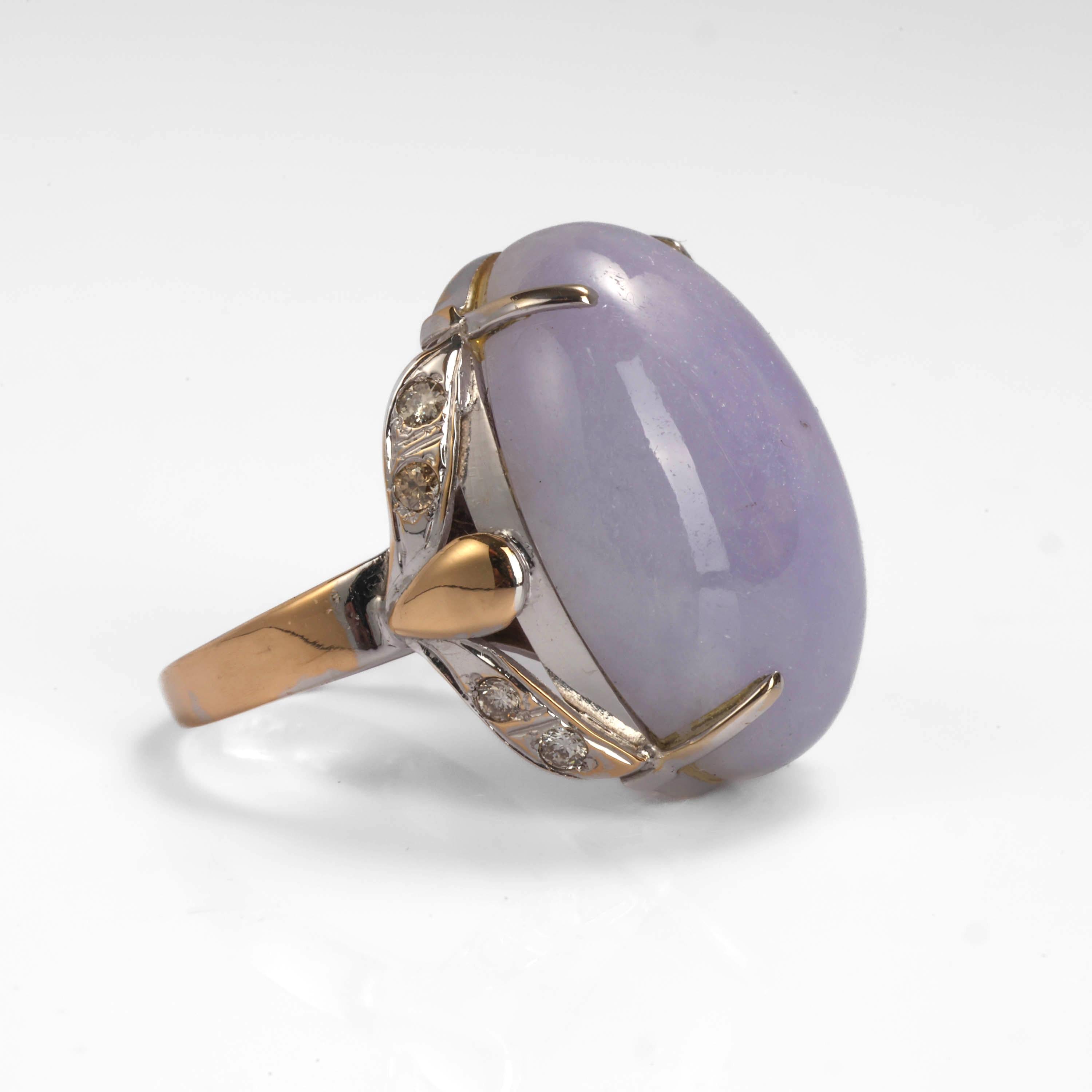 Dieser pralle und leicht exzentrische Ring aus lavendelfarbener Jade aus den 1950er Jahren zeigt einen prallen ovalen Cabochon aus lichtdurchlässiger hellvioletter Jade mit den Maßen 22,82 mm x 17,69 mm x 8,95 mm. Der wunderschöne Stein ist in einer