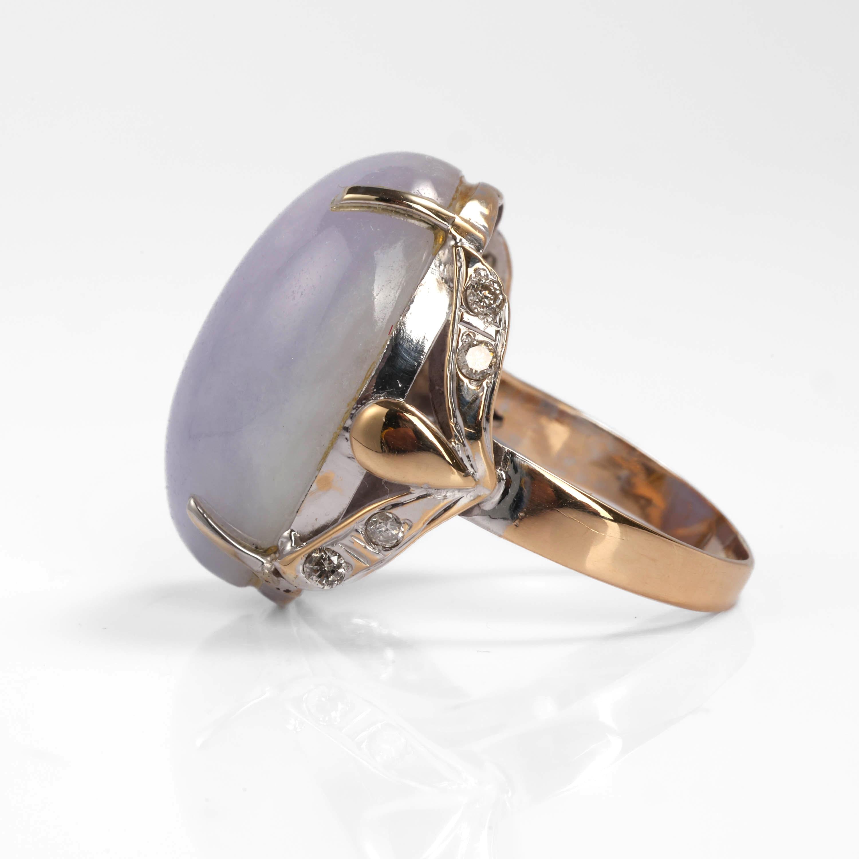Plump und leicht Eccentric Lavendelfarbener Jade-Ring aus der Mitte des Jahrhunderts, zertifiziert und unbehandelt im Zustand „Hervorragend“ in Southbury, CT