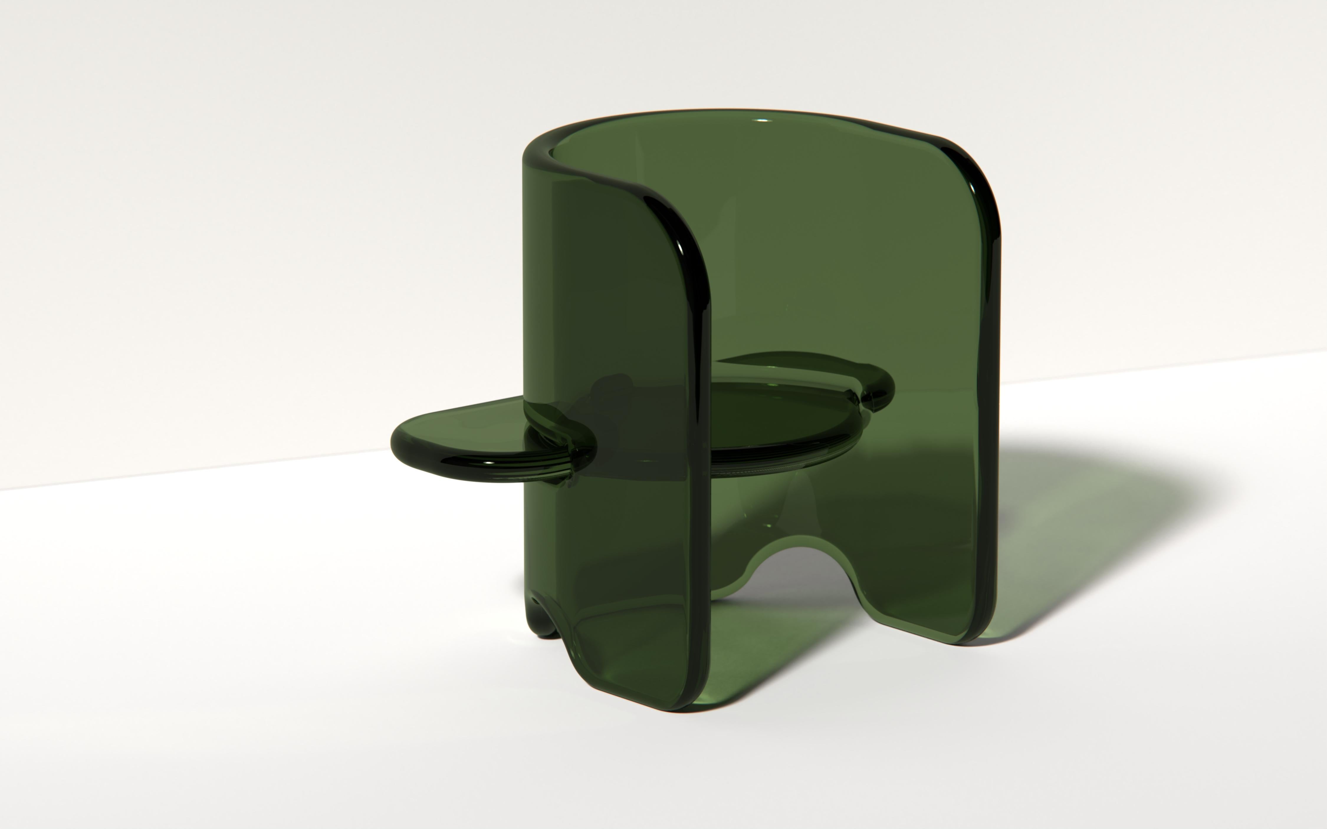 Suite de la série de meubles sculpturaux Plump. Les formes jouent sur l'effet que produit la résine lorsque la lumière est réfractée à travers les parties solides. La chaise n'est maintenue que par des encoches à chaque articulation. Il n'y a pas de