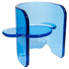 Plump-Stuhl in kühnem Blau, durchscheinendem Polyurethanharz, von Ian Cochran