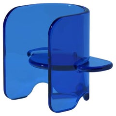 Silla Plump en azul intenso, resina de poliuretano translúcida, de Ian Cochran