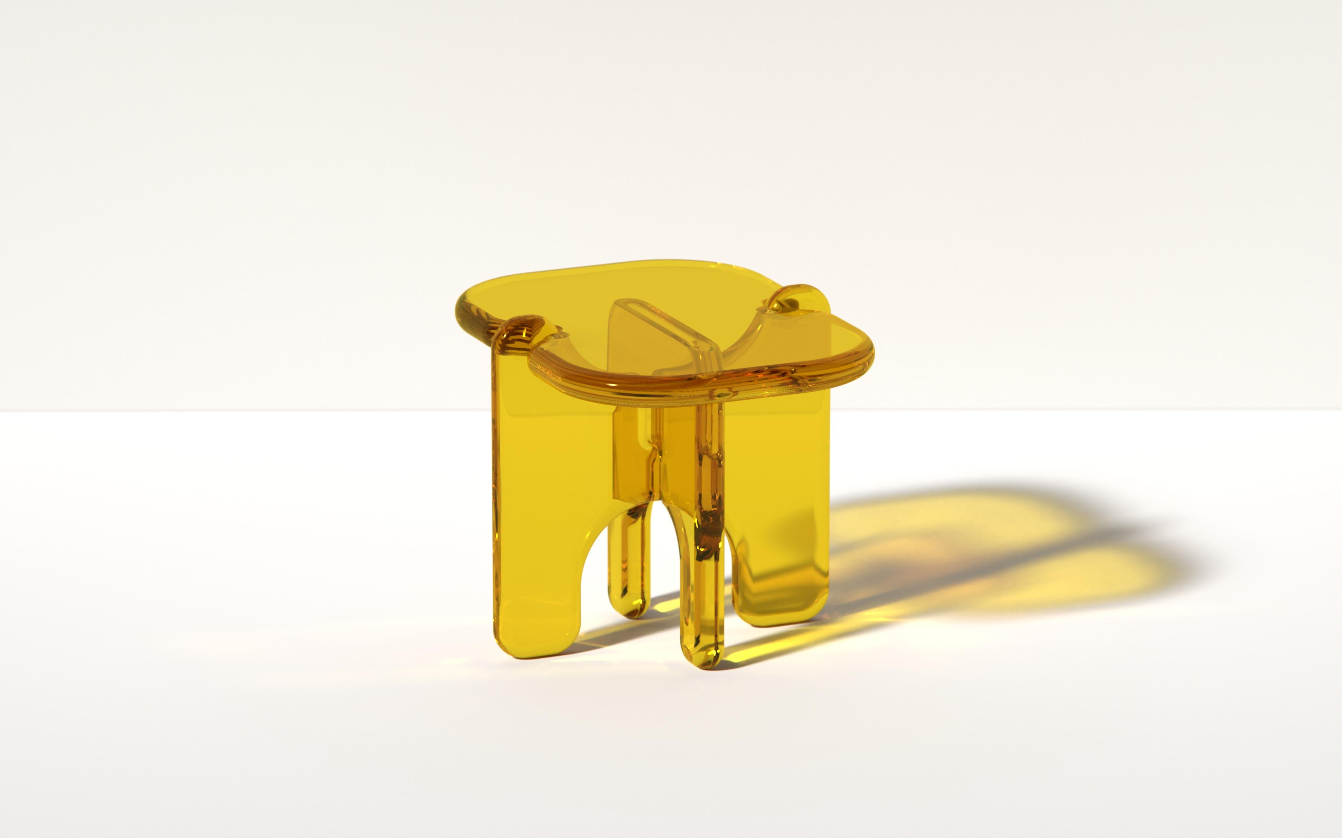 Mesa auxiliar Plump en amarillo topacio, resina translúcida, de Ian Cochran en venta 1