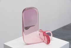 Miroir contemporain en résine polyuréthane translucide rose par Ian Cochran