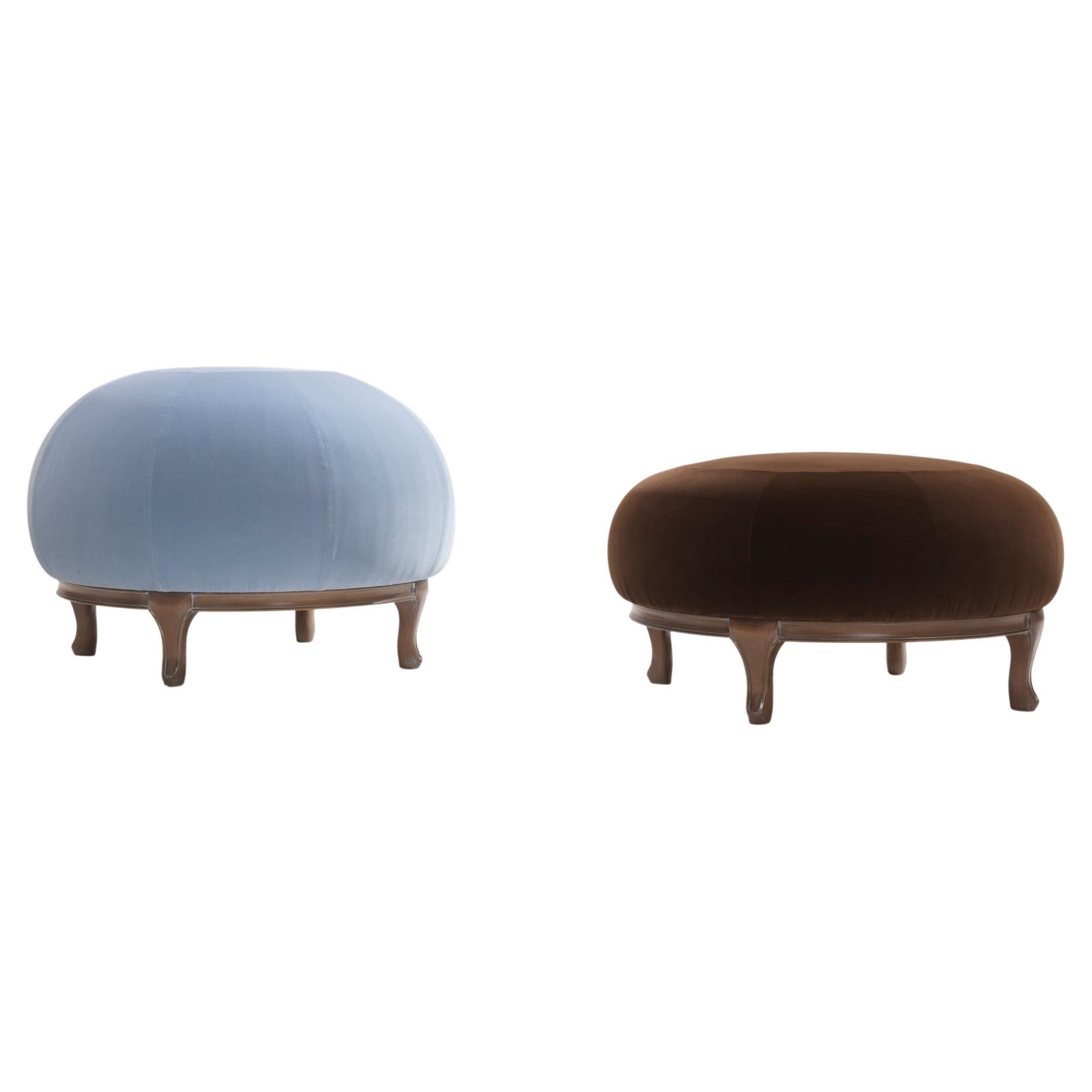 Der Plump/P Pouf ist eine luxuriöse Ergänzung für Ihren Raum. Er wird in Italien in sorgfältiger Handarbeit hergestellt und verbindet anthropomorphes Design mit abgerundeten Formen. Dieser gepolsterte Hocker aus massivem Nussbaumholz mit natürlicher