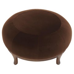 PLUMP/P Puf tapizado marrón de madera maciza de nogal y terciopelo de algodón