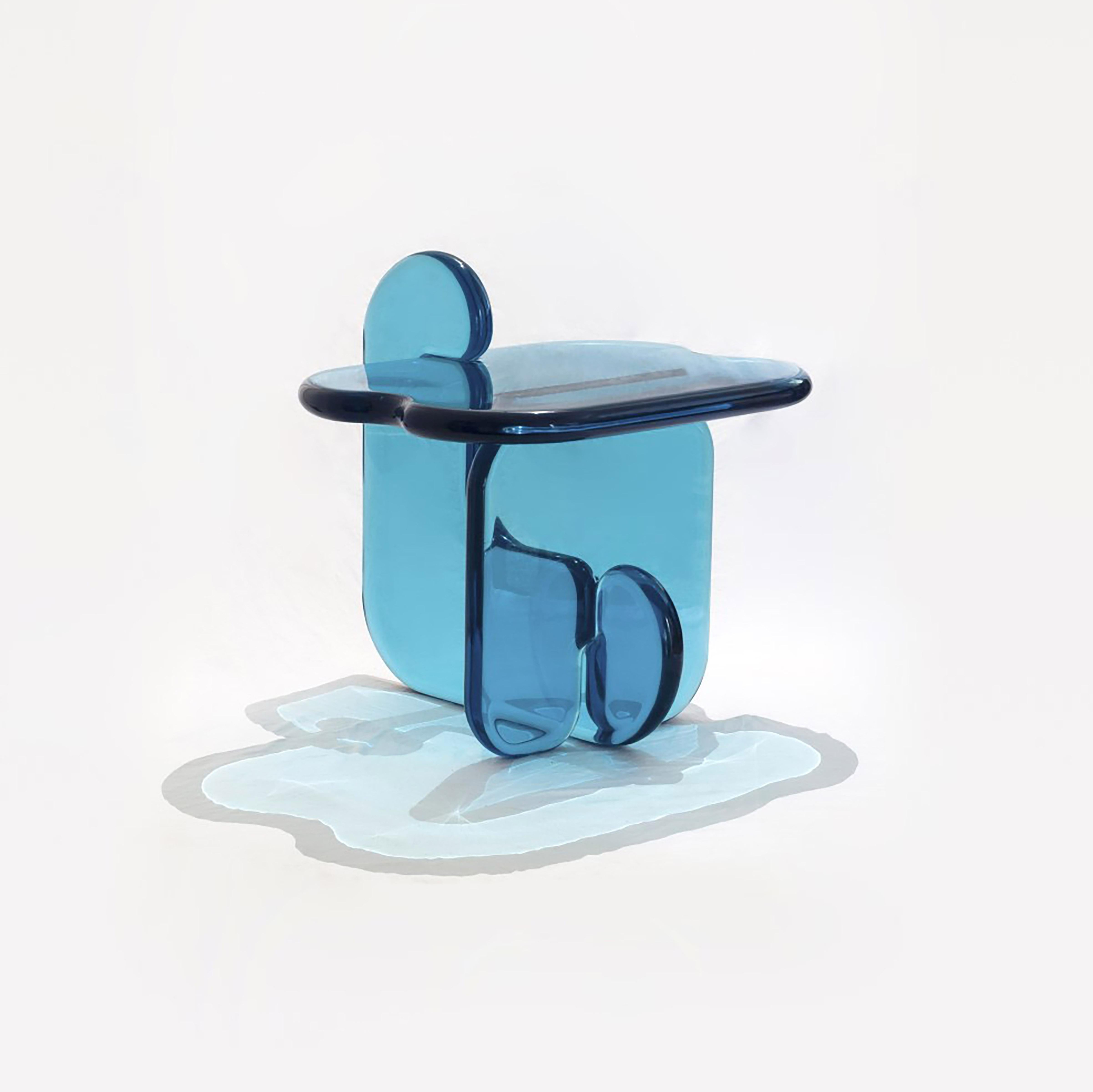 Cette table d'appoint s'inscrit dans la continuité de la série de meubles sculpturaux Plump. Cette table transparente est un ajout contemporain et moderne à tout espace. Les formes jouent sur l'effet que produit la résine lorsque la lumière est