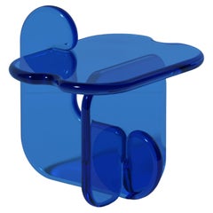Mesa auxiliar Plump en azul intenso, resina de poliuretano translúcida, de Ian Cochran