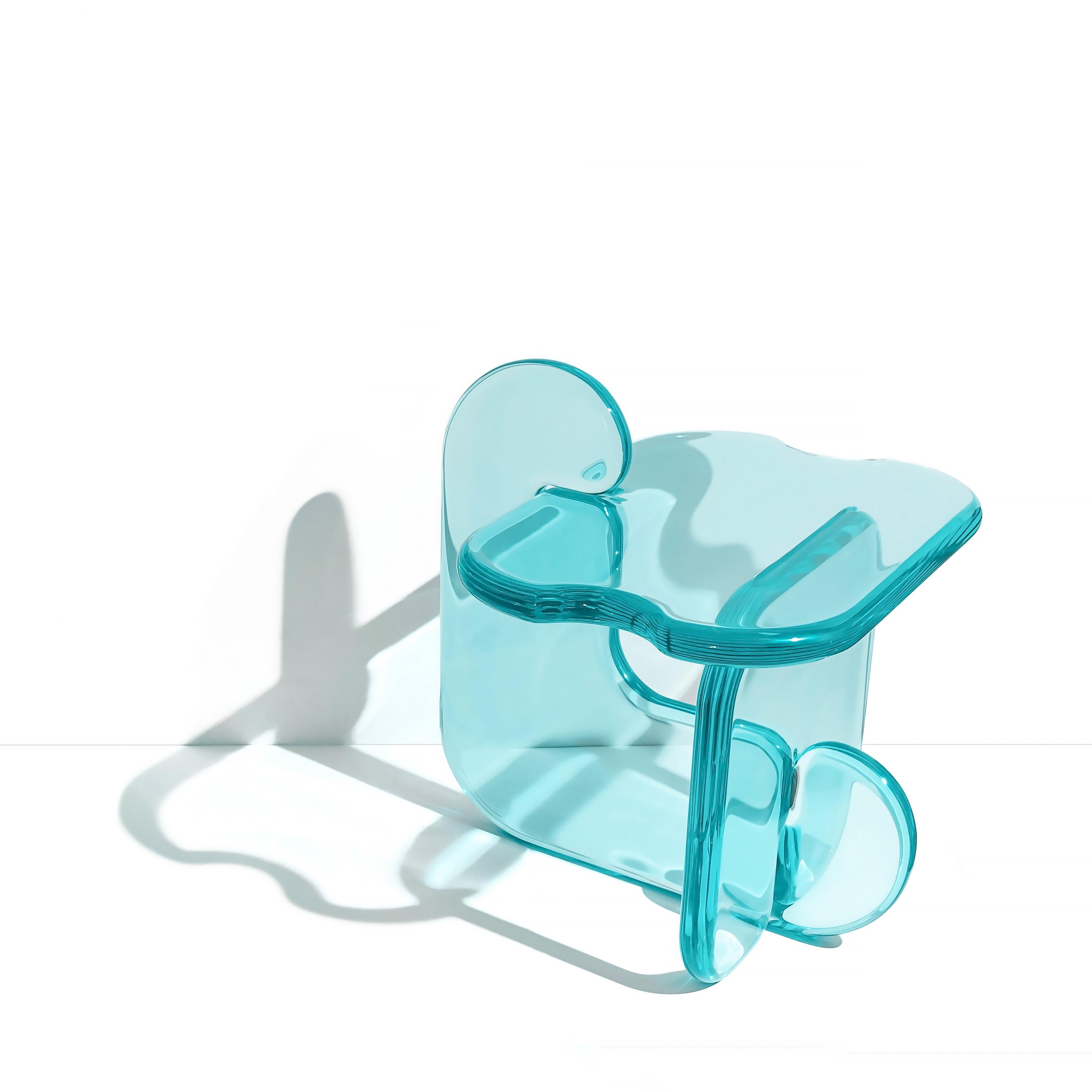 Cette table d'appoint s'inscrit dans la continuité de la série de meubles sculpturaux Plump. Cette table transparente est un ajout contemporain et moderne à tout espace. Les formes jouent sur l'effet que produit la résine lorsque la lumière est