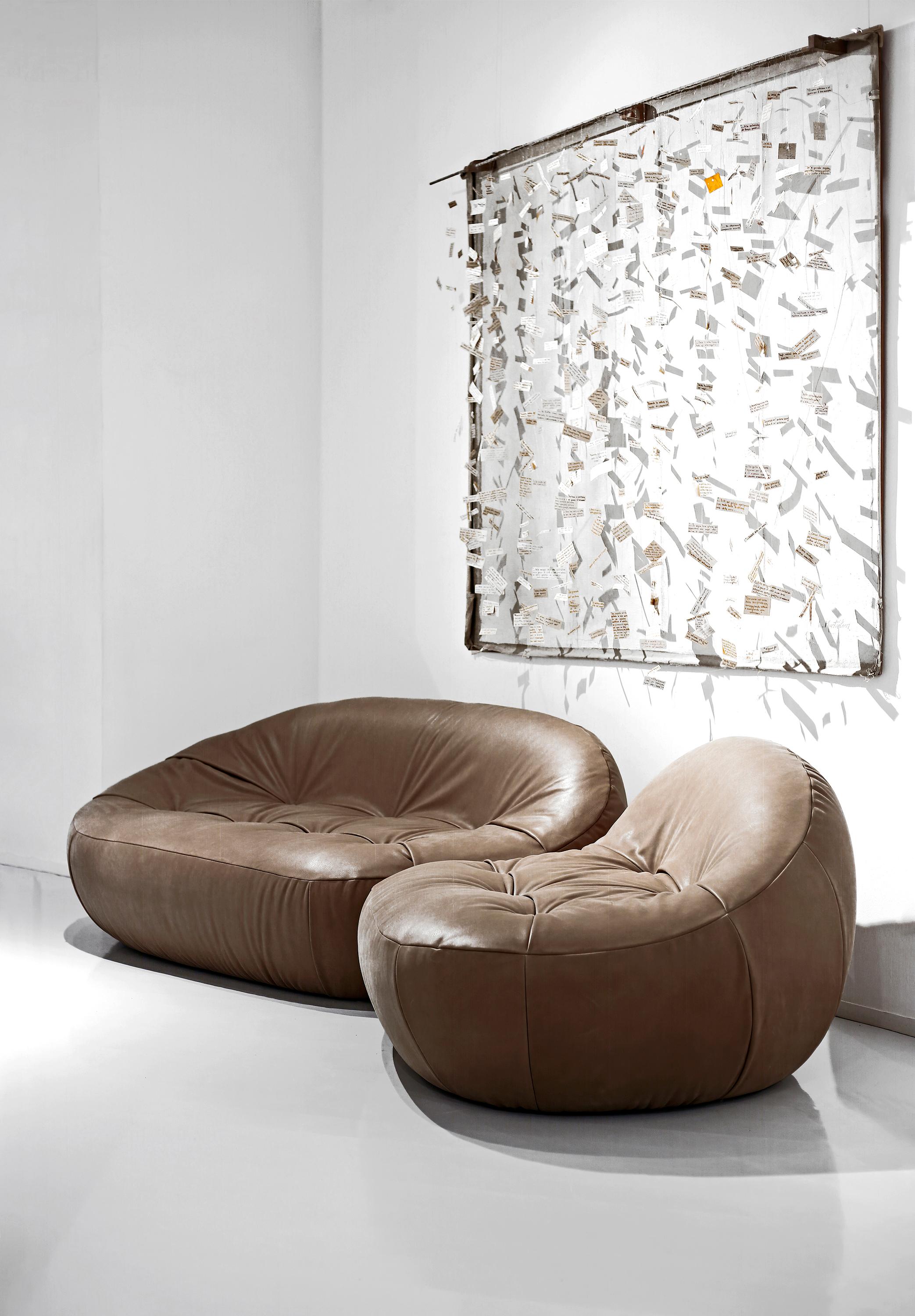 Sofá Plumpstones by spHaus
Diseñado por Filippo Dell'Orto
Dimensiones: P 121 x An 327 x Al 74 cm.
Materiales: Poliuretano moldeado, espuma, cuero.

Los Plumpstones son la alternativa blanda al sofá y el sillón Flirtstones.
La preciosa tapicería