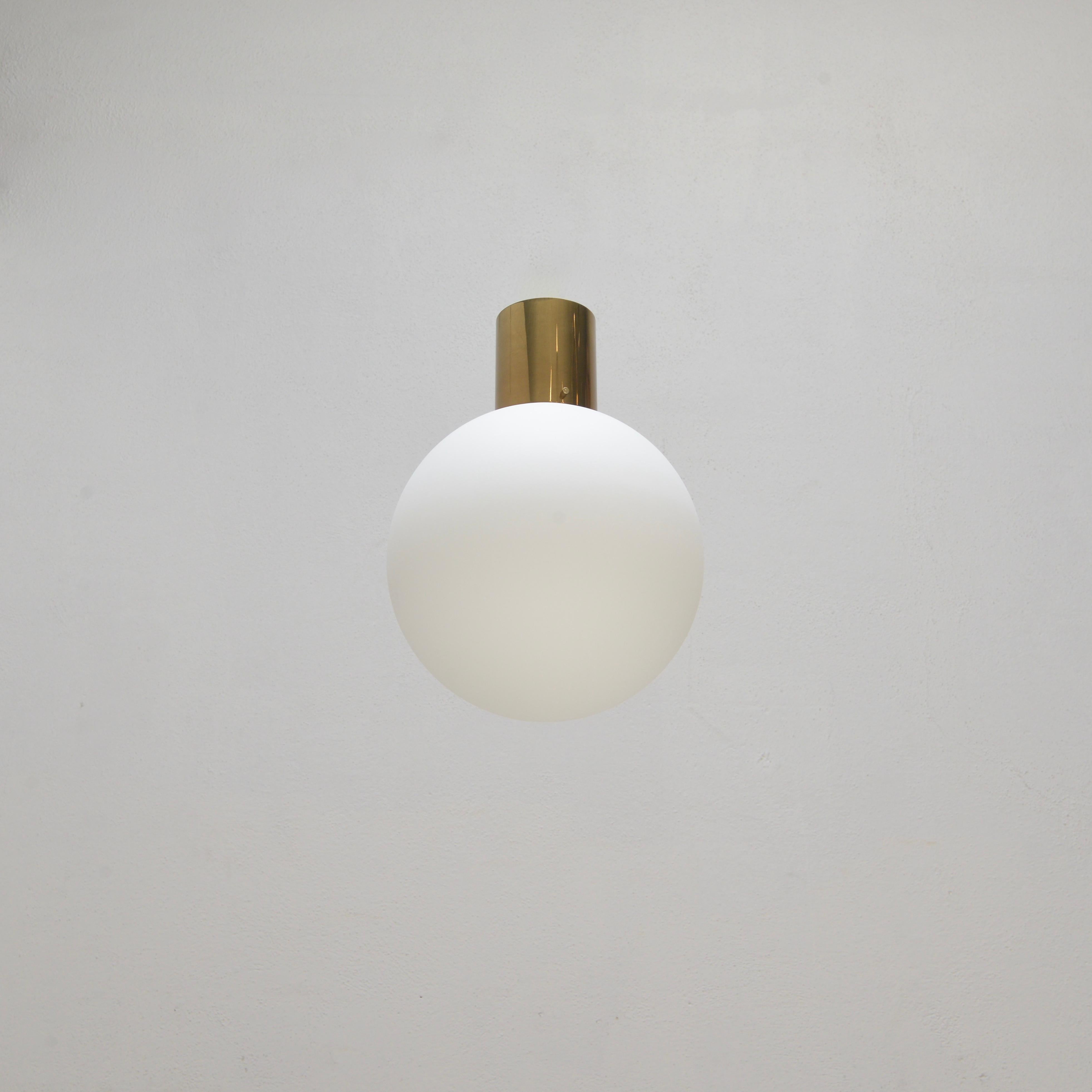 The PLUnet globe ceiling flush mount fixture by Lumfardo Luminiaires is part of our contemporary collection. The PLUnet is a simple yet elegant Mid-Century Modern inspired design of a globe flush mount fixture in patinated brass and glass. Wired