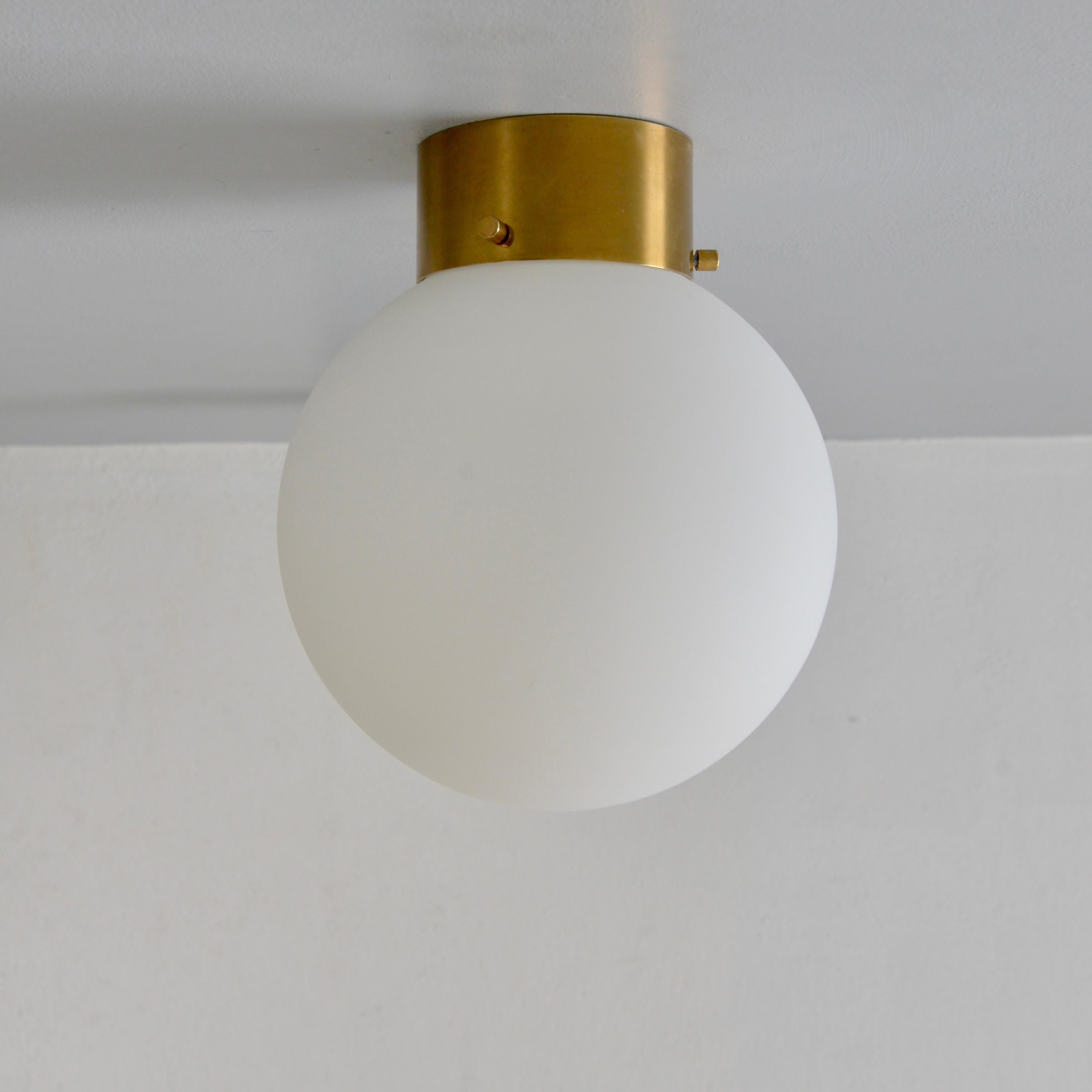 El aplique Plunet SM de Lumfardo Luminiaires forma parte de nuestra colección contemporánea y puede montarse como aplique de pared o de techo. El PLUnet SM es un diseño sencillo pero elegante de inspiración moderna de mediados de siglo, que consiste