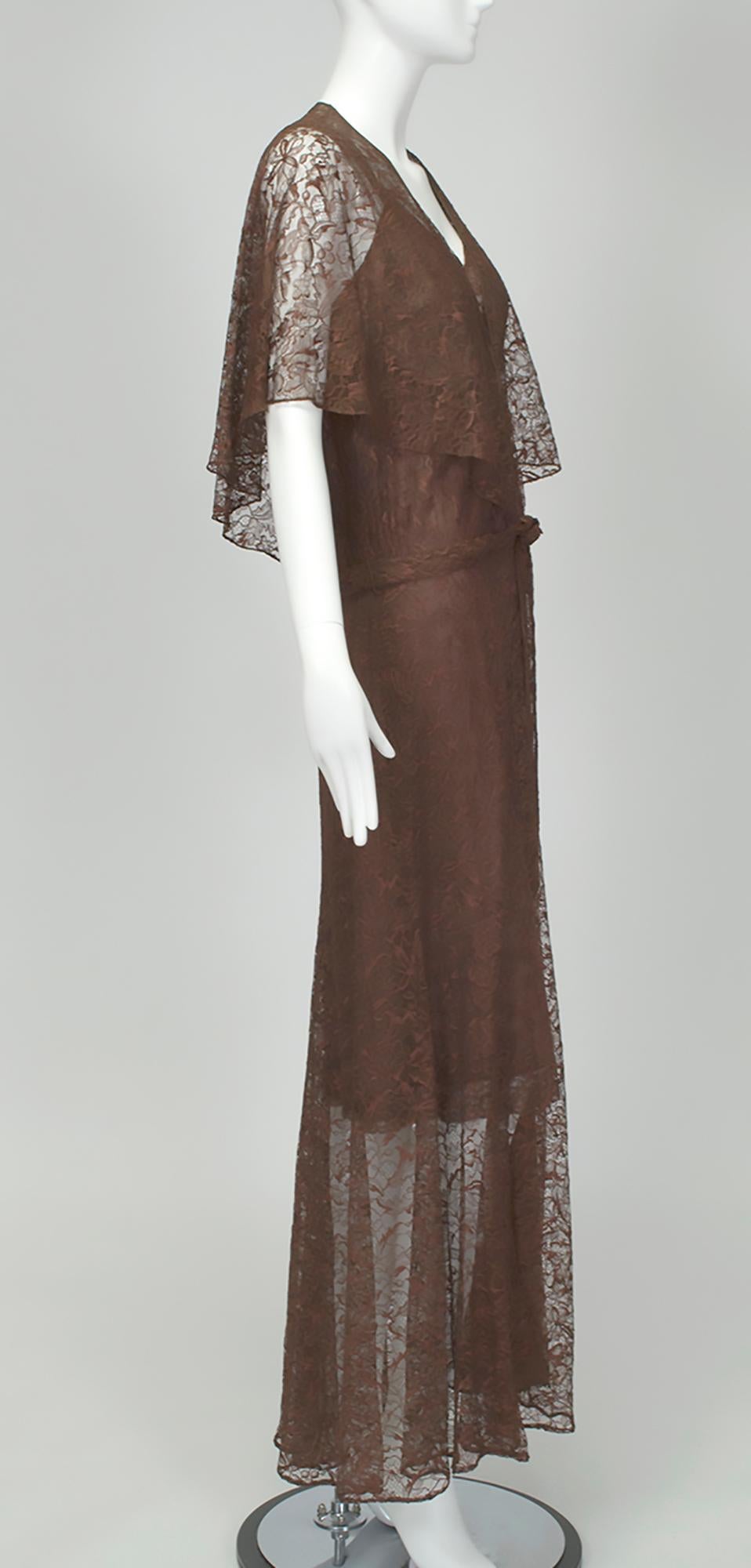 In vero stile Hollywood Regency, questo abito tecnicamente copre il corpo ma lascerebbe poco all'immaginazione se non fosse per la sottoveste indossata. Nonostante i metri di tessuto, la sua mantellina svolazzante e il suo collo a lancia trasmettono