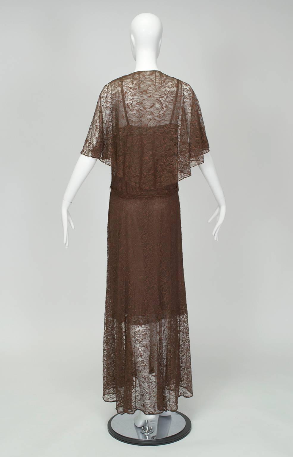 Noir Robe à capuchon et jupon en dentelle transparente Brown de Hollywood Regency - M, 1930s en vente