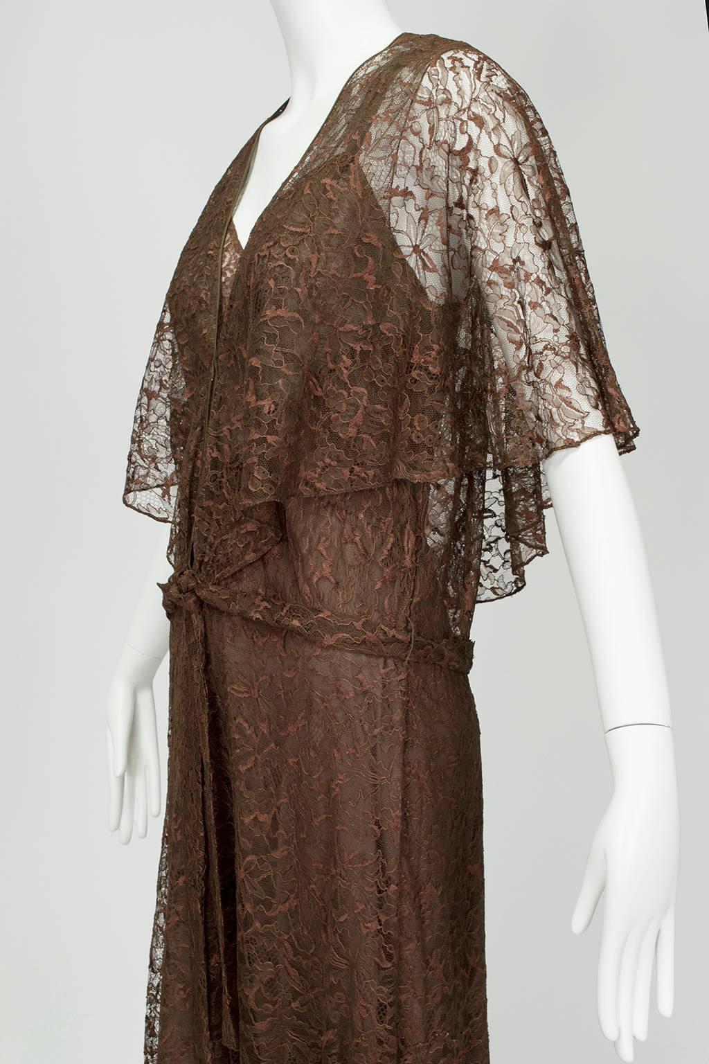 Hollywood Regency Kleid aus brauner Spitze mit knöchellangem Capelet und Slip - M, 1930er Jahre (Schwarz) im Angebot