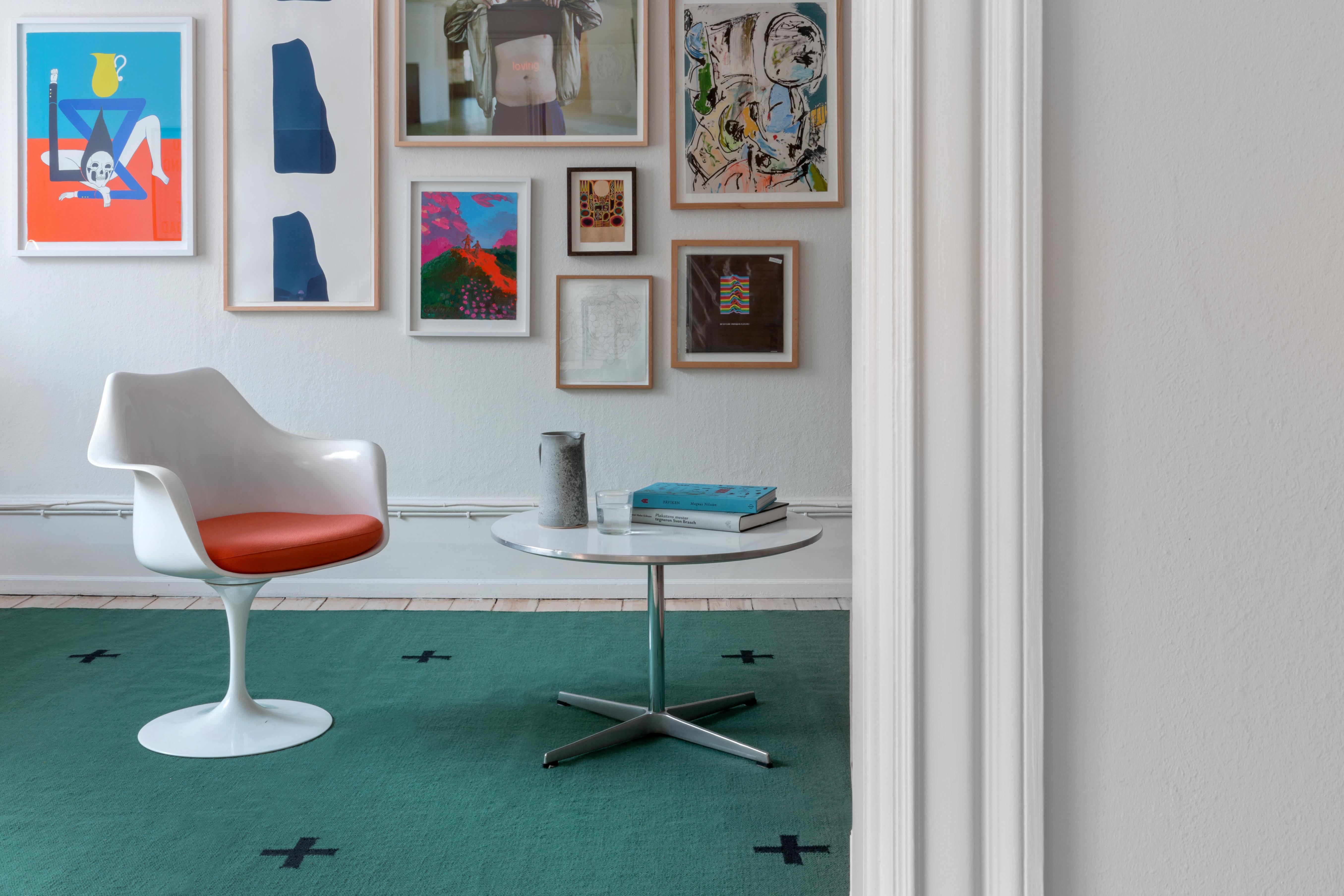 Plus green/black is a modern Dhurrie/Kilim rug in Scandinavian design.
This contemporary design has a Minimalist aesthetic with an artistic touch. A great complement to the rest of your decor.

The rug is skillfully handwoven in 100% high quality