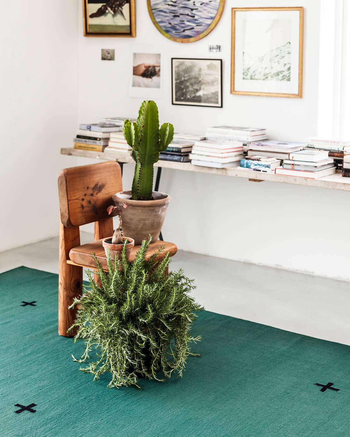 Plus green/black is a modern Dhurrie/Kilim rug in Scandinavian design.
Please note that lead times vary by size and range from 6 days - 9 weeks.

This contemporary design has a minimalist aesthetic with an artistic touch. A great complement to