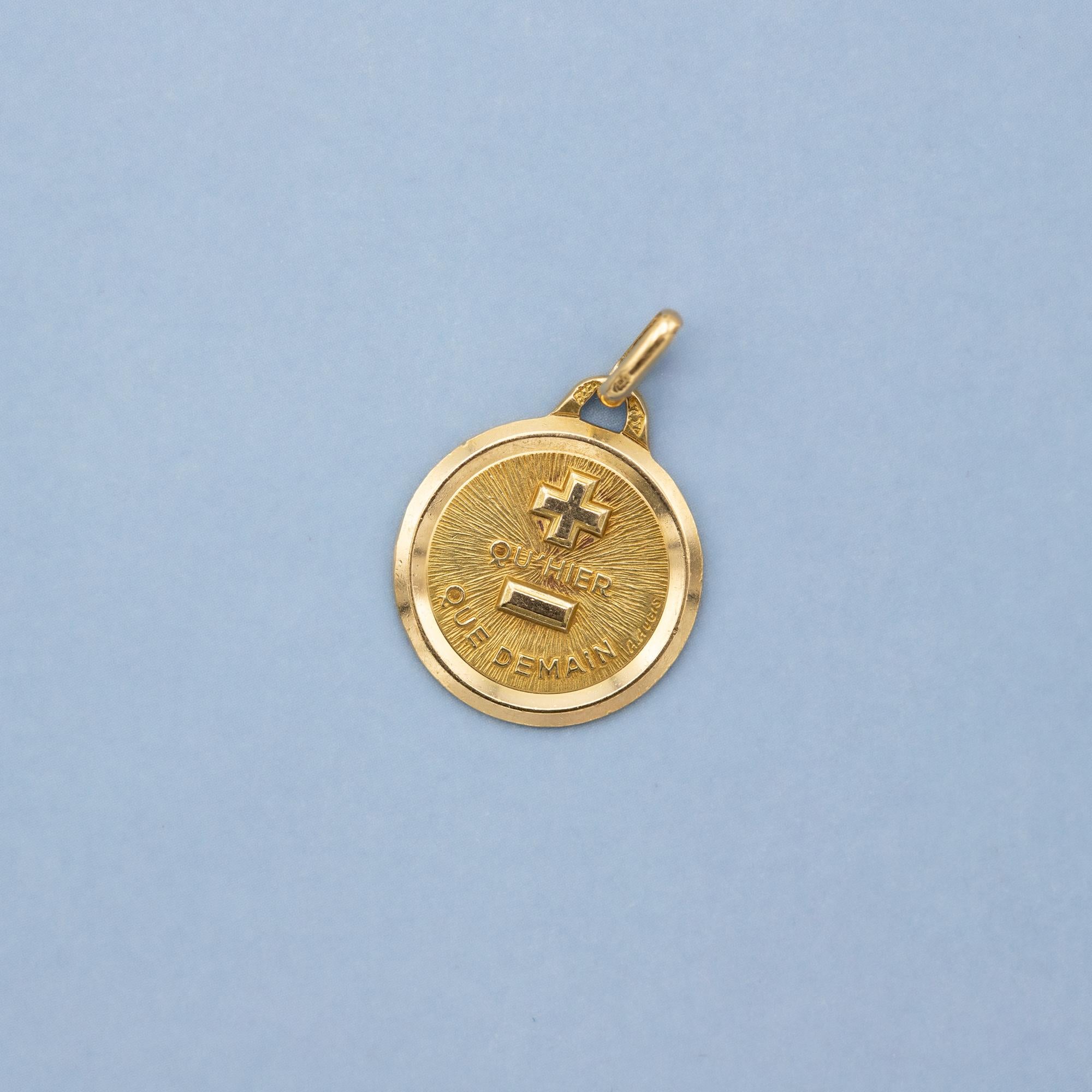Plus qu'hier et moins que demain - Small Augis charm - 18k solid gold - love you In Good Condition For Sale In Antwerp, BE