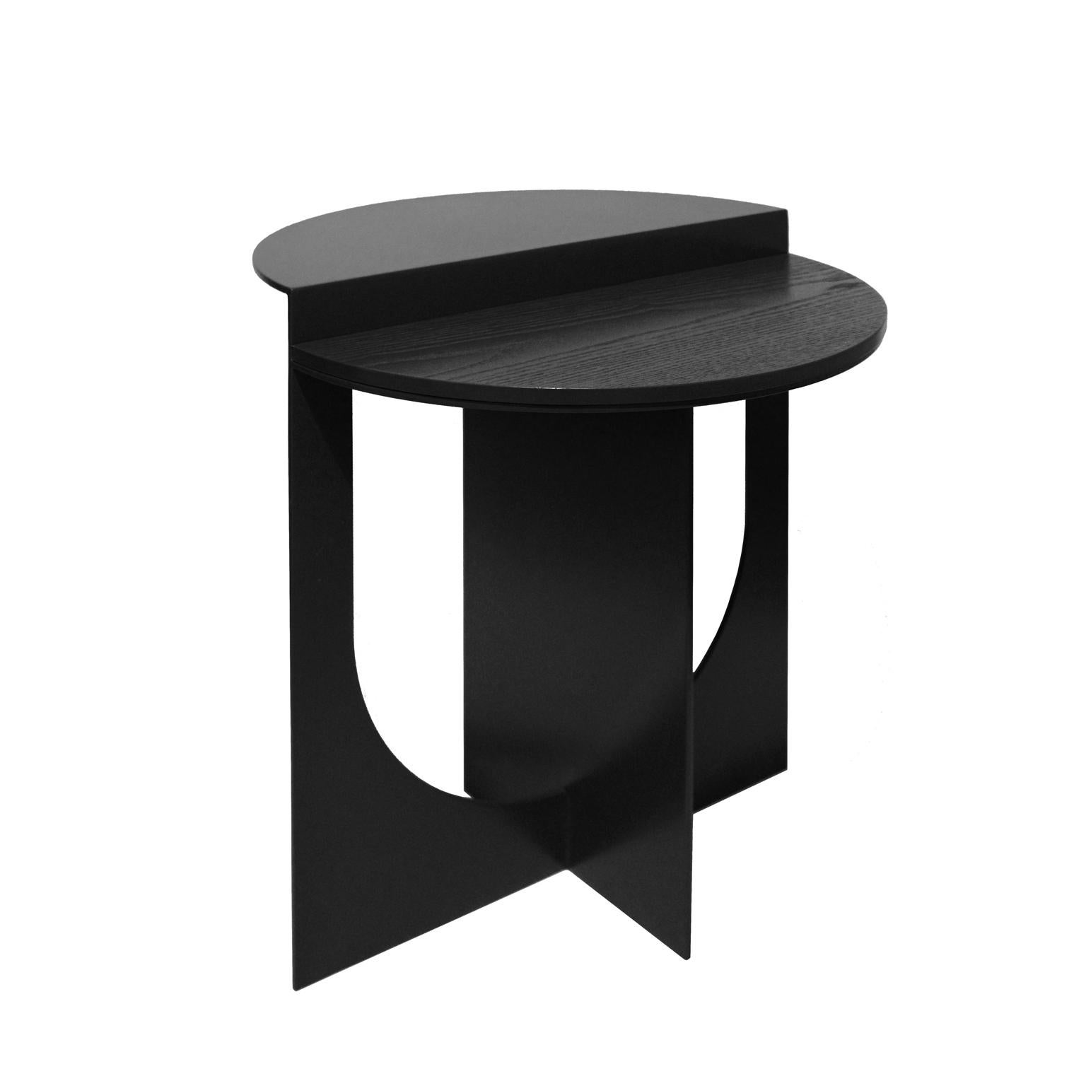 Plus a été créé dans un but précis. Positivité.
La table d'appoint Plus peut être utilisée pour créer des compositions d'intérieur dynamiques.
Le plateau peut être fabriqué en bois, en verre ou en marbre.
     