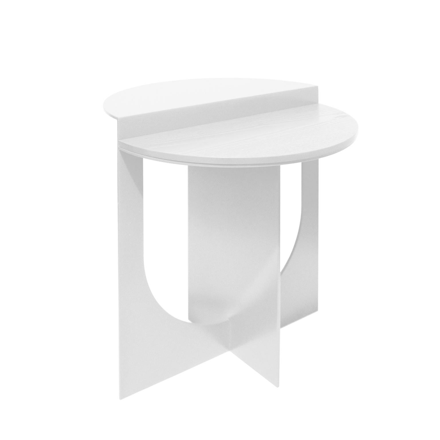 Plus a été créé dans un but précis. La positivité.
La table d'appoint Plus peut être utilisée pour créer des compositions intérieures dynamiques.
Le plateau de table peut être réalisé en bois, en verre ou en marbre.