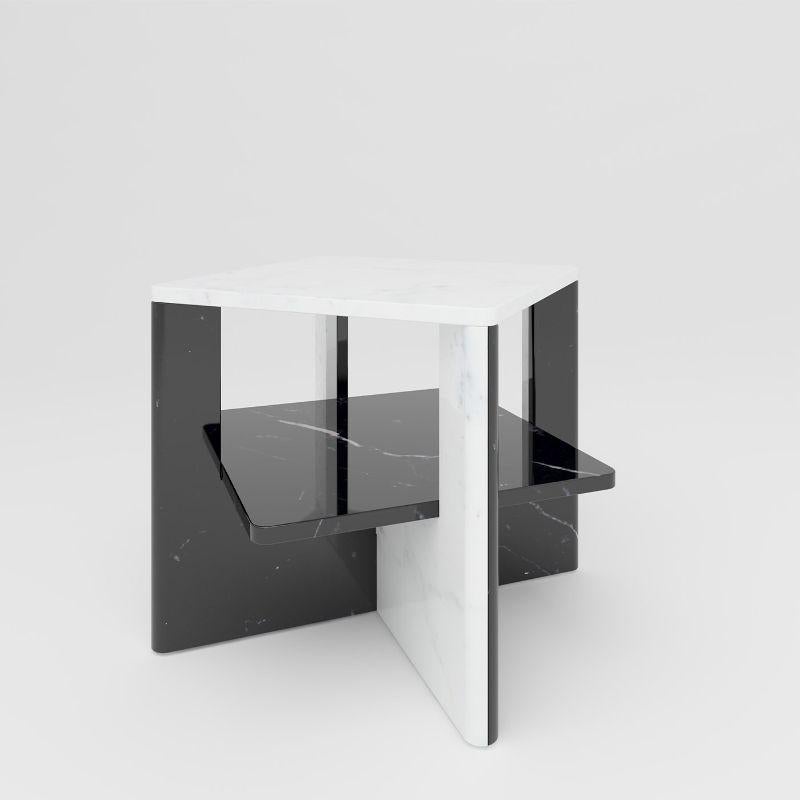 Superbe pièce pour un intérieur contemporain raffiné ou minimal, cette superbe table basse est exclusivement conçue par Antonio Saporito et entièrement sculptée dans un marbre luxueux. Les deux dalles en U qui se croisent soutiennent une étagère
