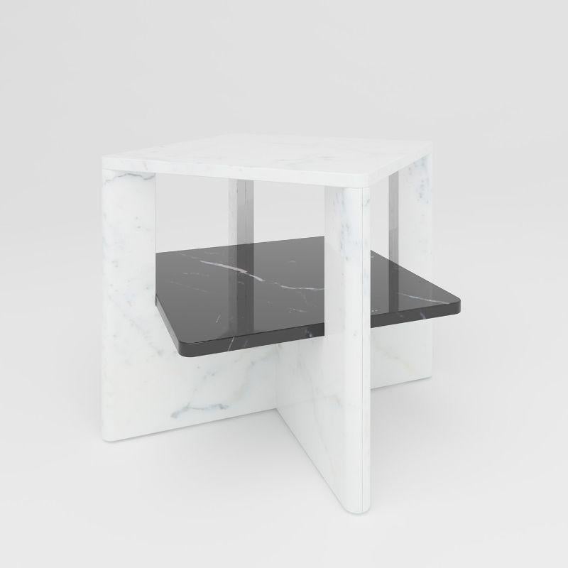 Esta magnífica mesa de centro, un diseño exclusivo de Antonio Saporito, está totalmente tallada en magnífico mármol para un interior contemporáneo chic. Dos losas de mármol liso en forma de U se entrecruzan para crear un efecto espacial geométrico;