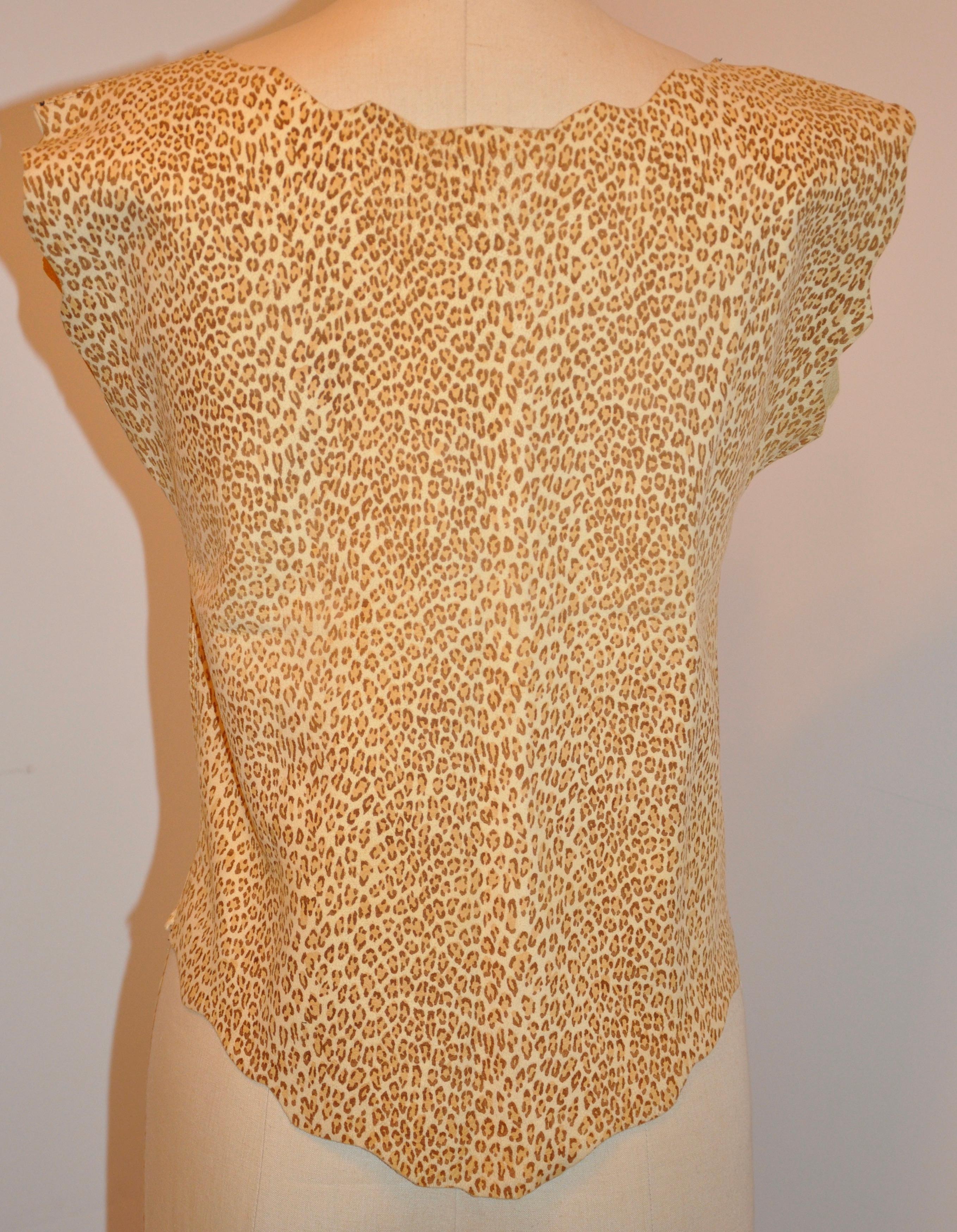 Pullover in pelle scamosciata con stampa leopardata e bordo smerlato in vendita 1