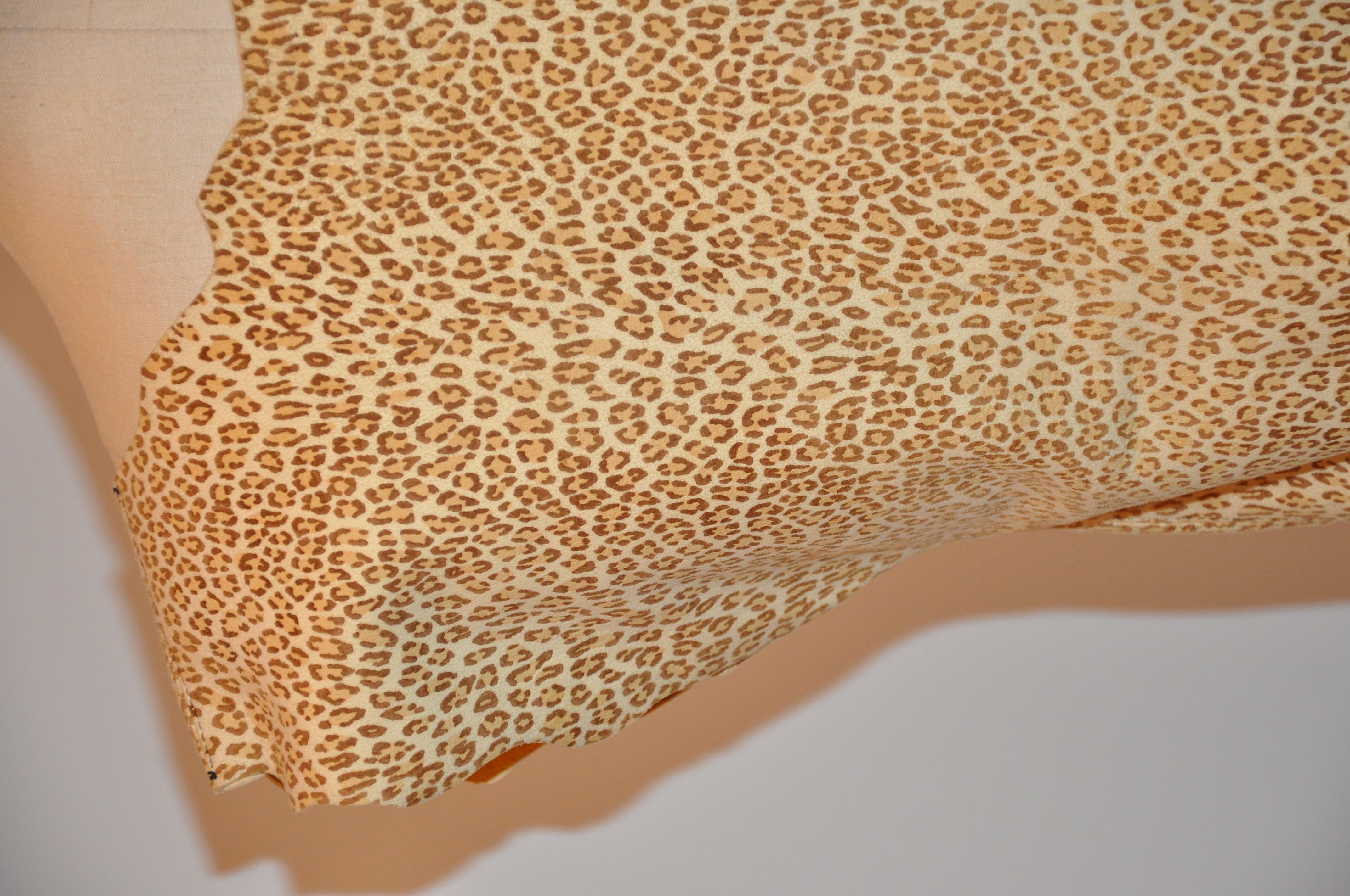 Chamois Pullover aus Leder mit Leopardenmuster und Jakobsmuschelkante im Angebot 3