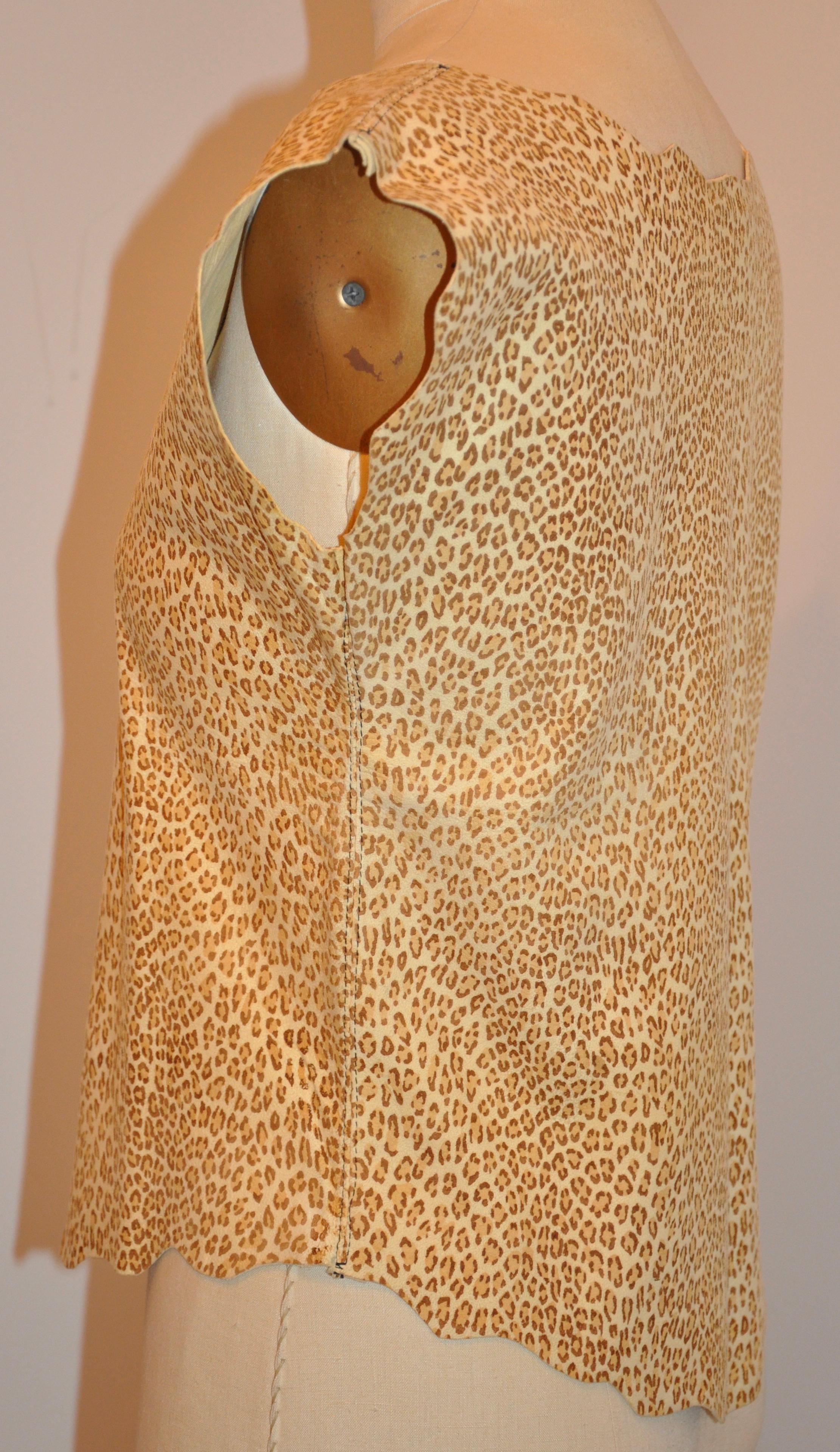Pullover in pelle scamosciata con stampa leopardata e bordo smerlato in vendita 4