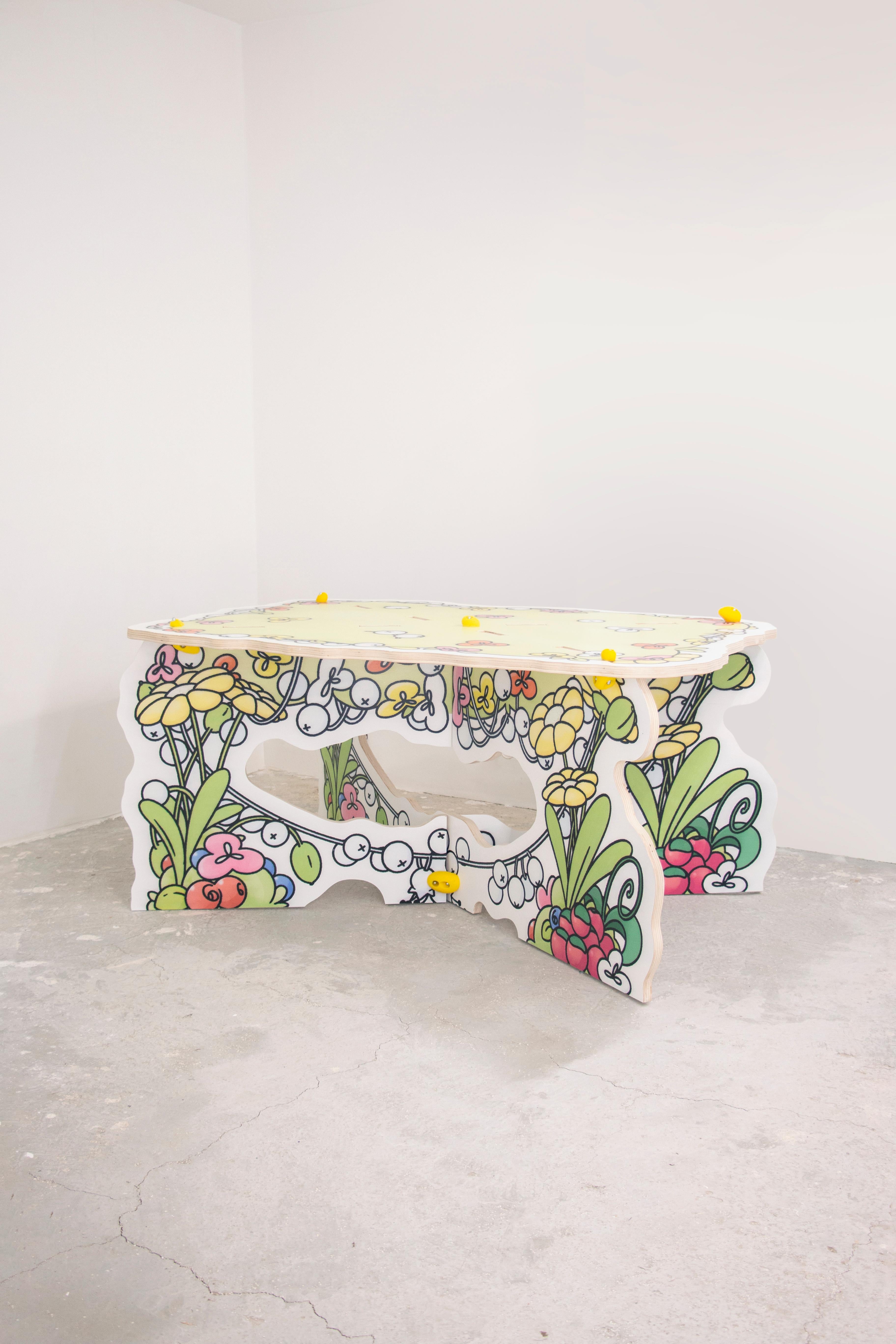 Table à manger, fait partie de la série Plush Garden DINING ROOMS. 
Contreplaqué d'Okoumé fabriqué à la main avec un motif floral imprimé aux UV sur laque blanche, vernis marine. Pièces de connexion uniques, fabriquées à la main et