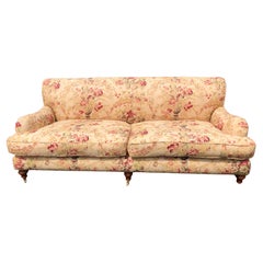 Grand canapé anglais tapissé en peluche avec bras en volutes, signature George Smith