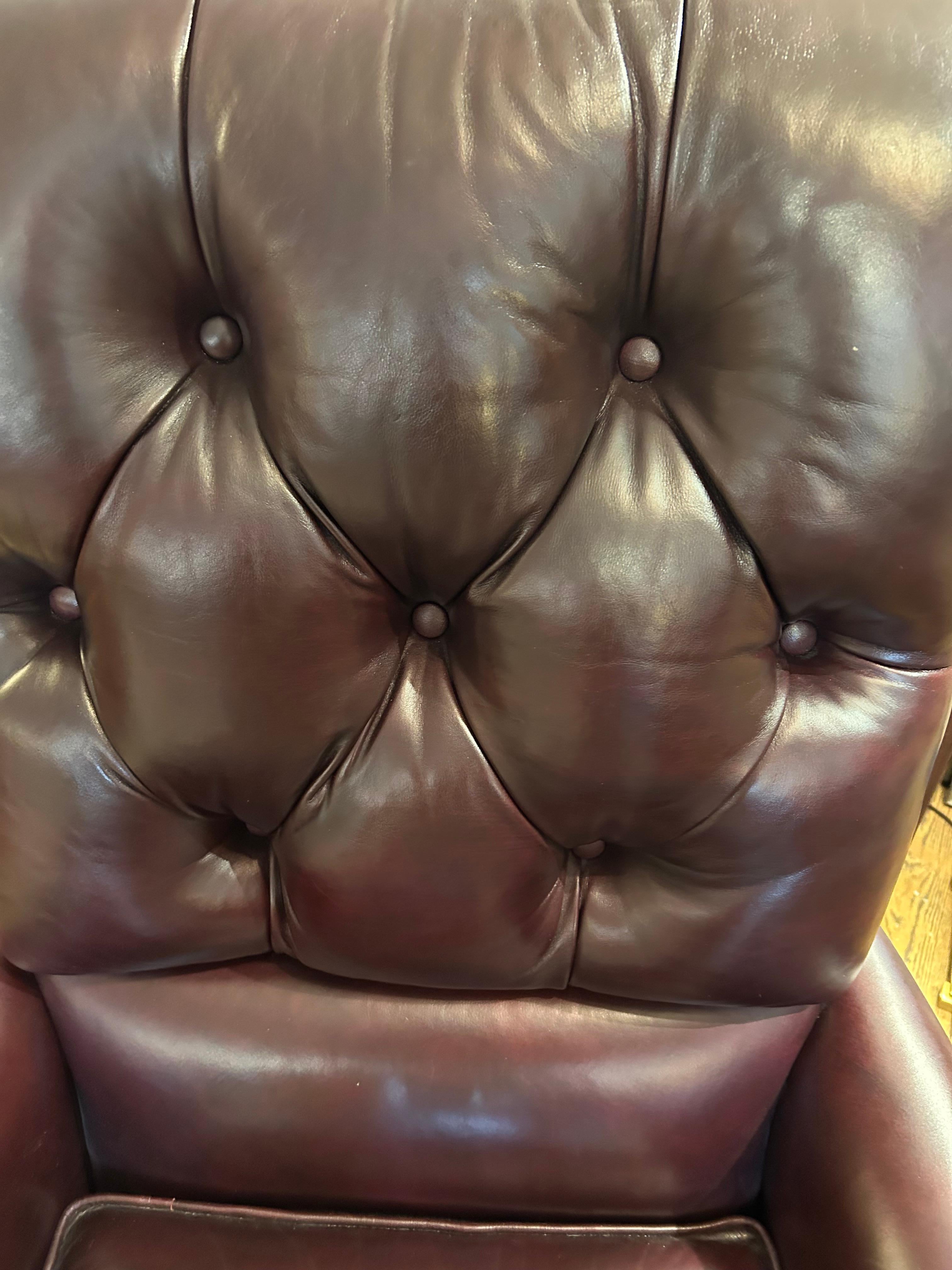 Plush Hancock & Moore Drehbarer Schreibtischstuhl aus Leder im Chesterfield-Stil im Angebot 5