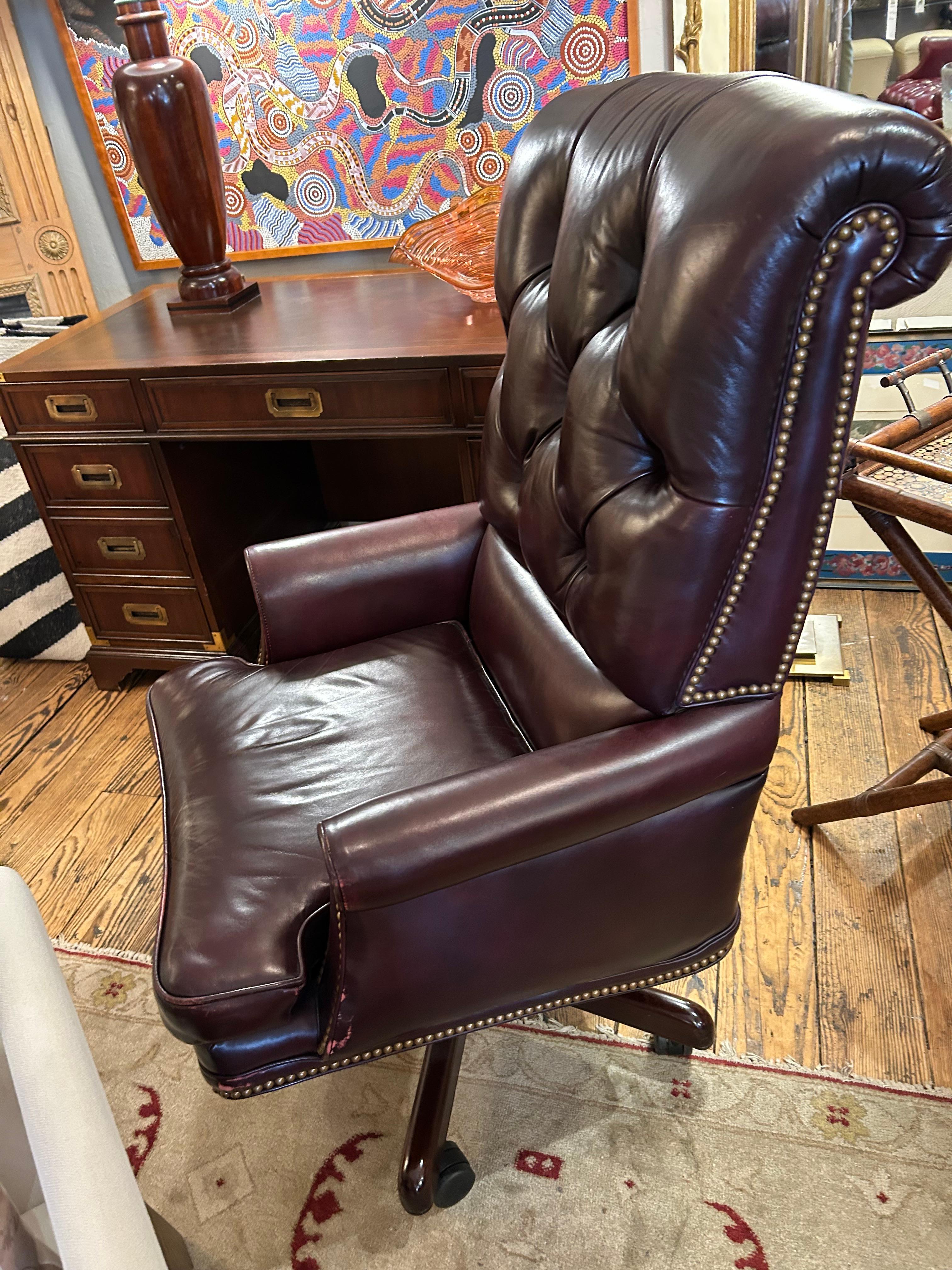 Luxuriöser Chesterfield-Stil getufteter Leder-Schreibtischstuhl mit drehbarem Fuß.
Sitztiefe 17,5 Armhöhe 25