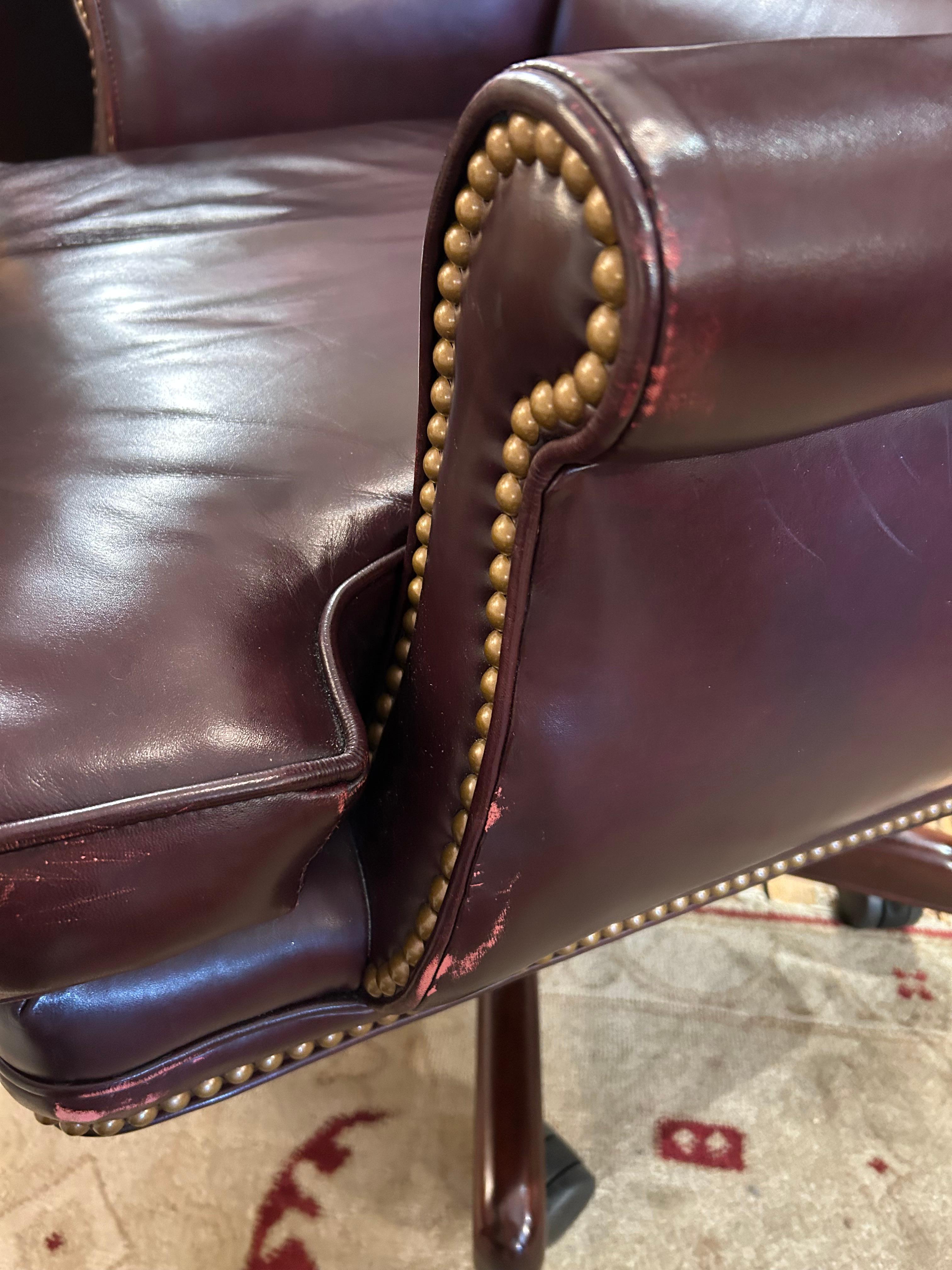 Plush Hancock & Moore Drehbarer Schreibtischstuhl aus Leder im Chesterfield-Stil (amerikanisch) im Angebot