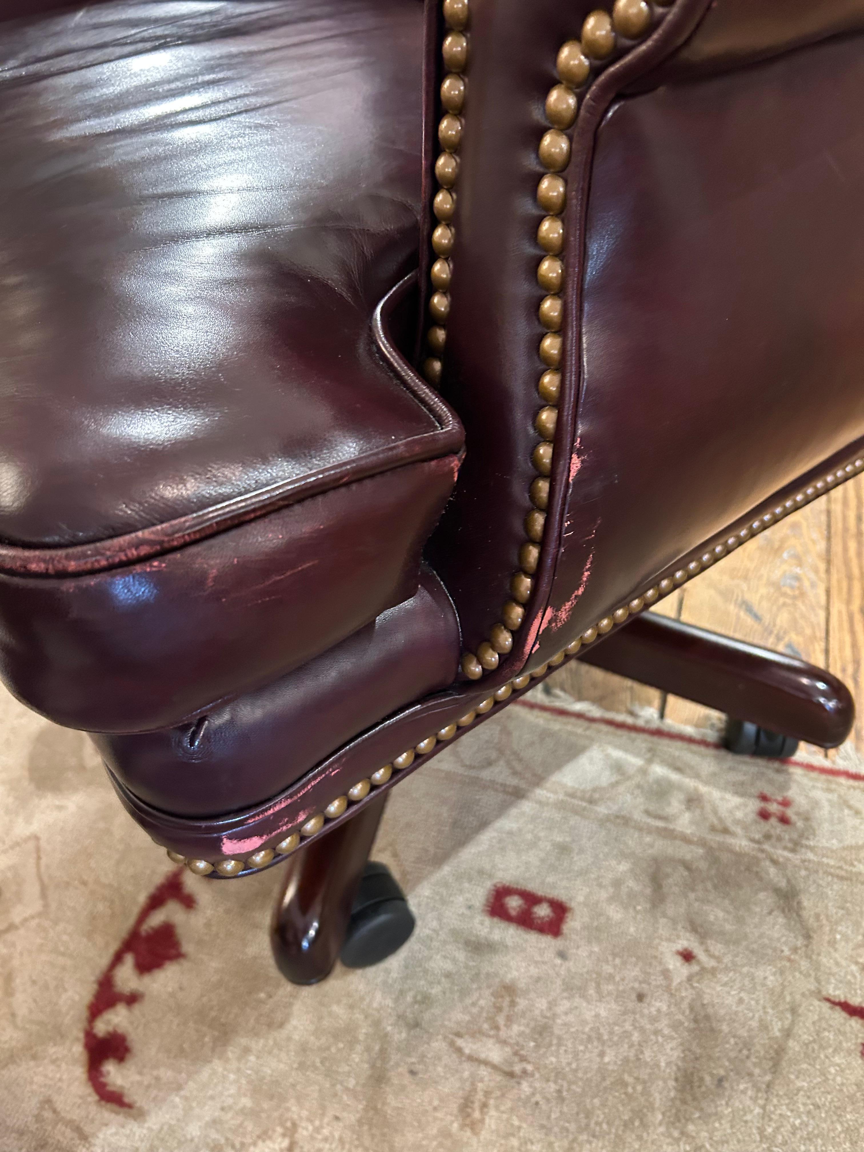 Plush Hancock & Moore Drehbarer Schreibtischstuhl aus Leder im Chesterfield-Stil im Zustand „Gut“ im Angebot in Hopewell, NJ