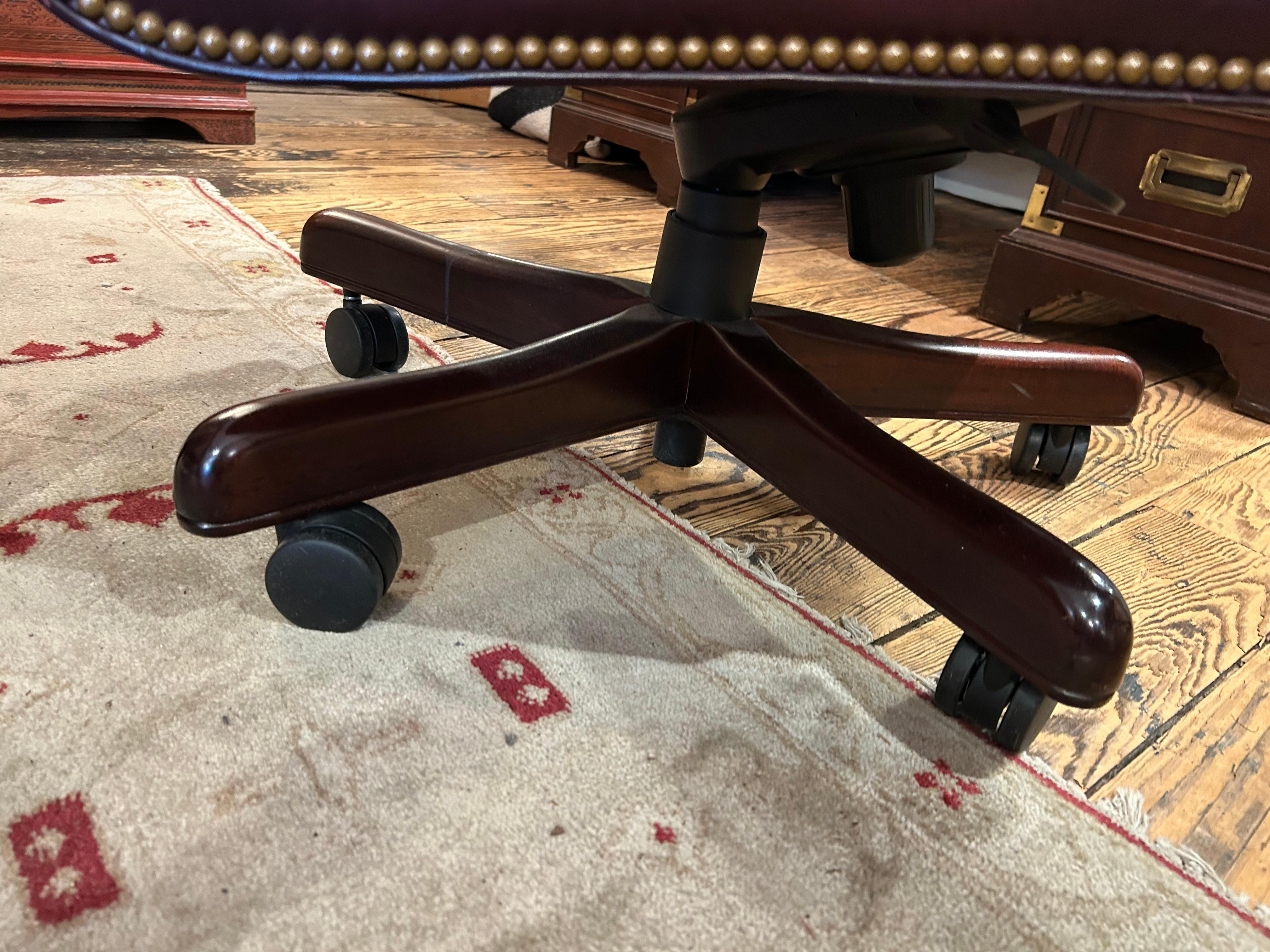 Plush Hancock & Moore Drehbarer Schreibtischstuhl aus Leder im Chesterfield-Stil (21. Jahrhundert und zeitgenössisch) im Angebot