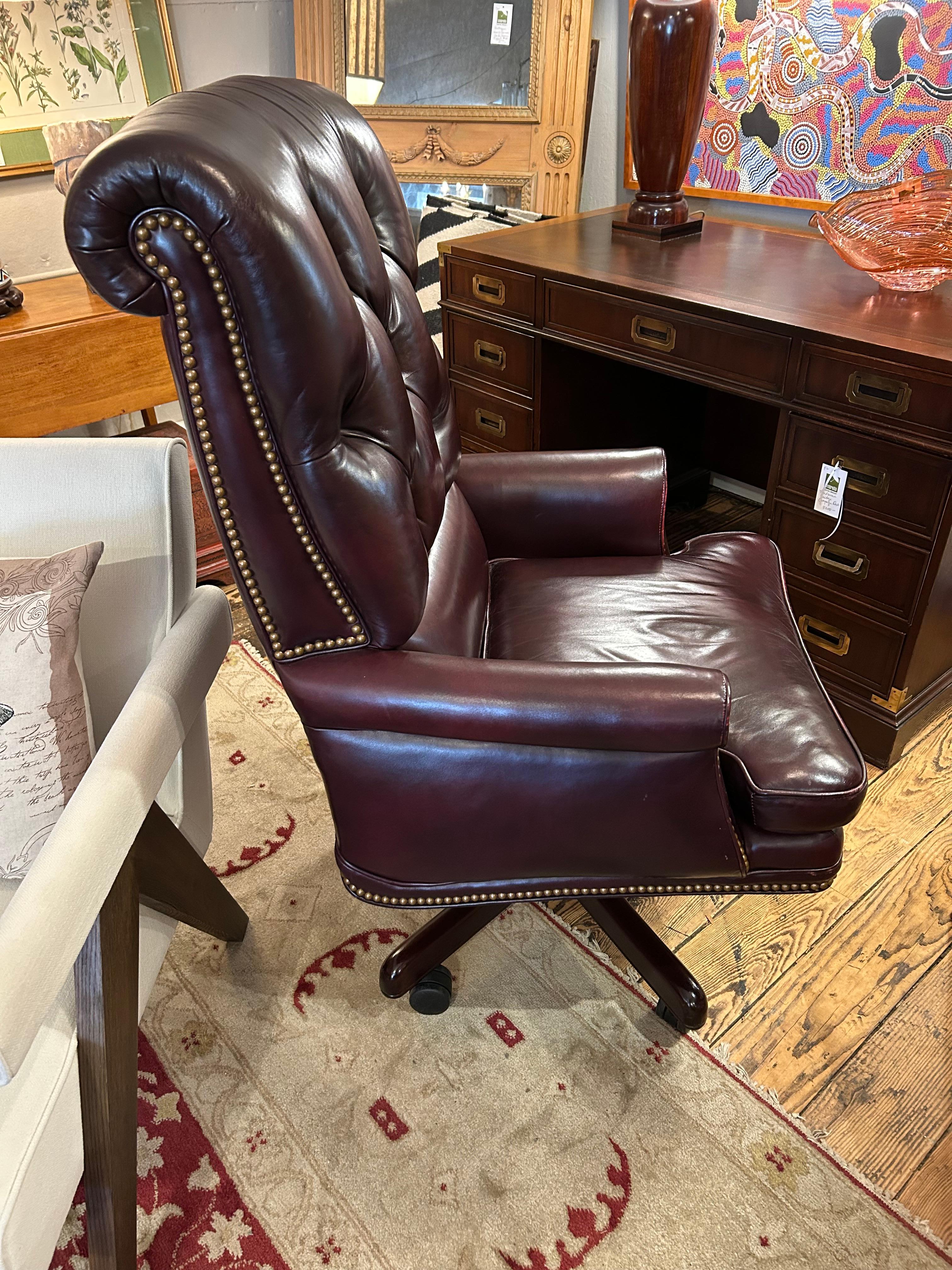 Plush Hancock & Moore Drehbarer Schreibtischstuhl aus Leder im Chesterfield-Stil im Angebot 1